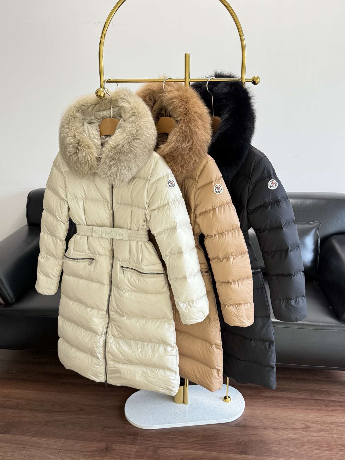 NO:578777,Comes with a dust bag - the Moncler waist hooded down jacket will give you enough warmth in the cold winter!  This kind of good product is so needed in the cold winter in the north!  The counter is super out of stock!  The inside is filled with 90% duck down. The slim cut highlights the temperament of this down. It has no fluffy and bloated feeling and is more light and neat. The warmth retention is super good. A good down jacket is really different. You will know when you try it yourself. Size 1 2 3 4 apricot black khaki, Moncler, down jacket, hats, alexander wang19860909配防尘袋——蒙口Moncler 收腰连帽羽绒服 寒冷的冬天给予你足够的温暖！ 这种好货在北方寒冷冬季太需要了！ 专柜超级断货王！ 内里填充90鸭绒 修身剪裁凸显这款羽绒的气质,毫无蓬松臃肿感,更显轻盈利落, 保暖性炒鸡超级棒 好的羽绒服,真心不一样,自己试下就知道了 码数1 2 3 4 杏色 黑色 卡其,,Moncler,down jacket,hats,alexander wang,Women's clothing