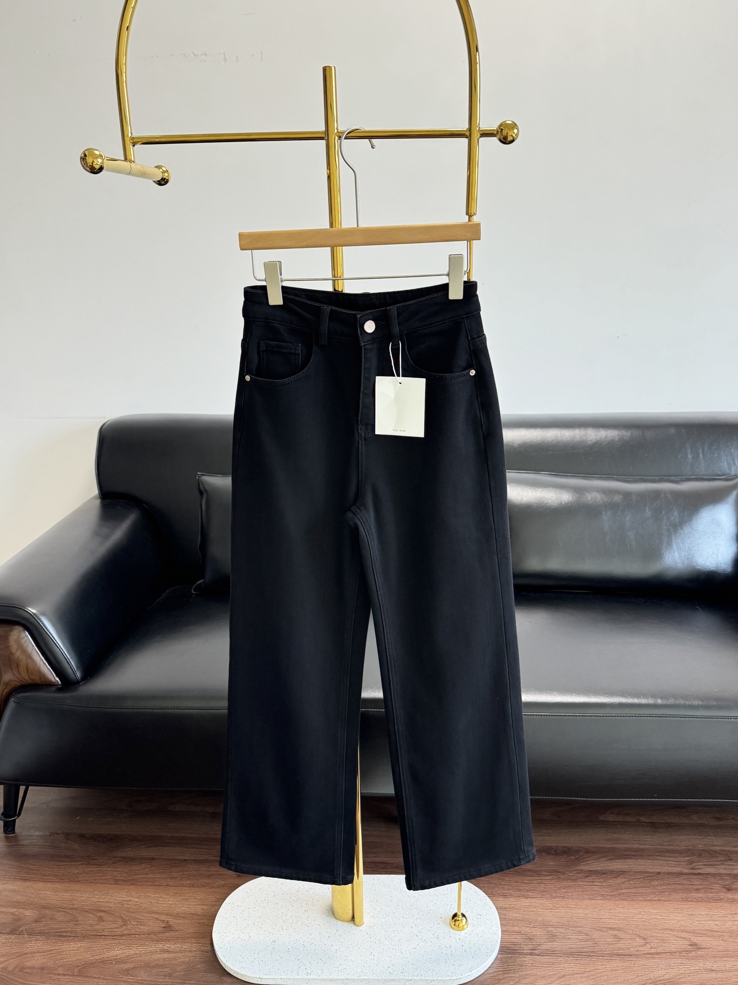 NO:653855,——The row straight-leg wide-leg jeans with thin velvet, exquisite and minimalist old-money style. High-waisted wide-leg jeans are the mainstream in the clothing fashion circle. They are made of four-way stretch denim and cotton fabric and the upper body is comfortable and comfortable for the most!  It is skin-friendly and stress-free to wear ~ it feels delicate and soft, black cow meets the requirement of not fading, universal elasticity I, fork level without any sense of restraint. Selected high-quality Turkish large-flowered long-staple cotton fabric, good fabrics are the soul of clothing, striving to give you the ultimate dressing enjoyment ~ Thin velvet lining, sufficient warmth, one can survive the winter at 0 degrees. The high-waisted wide-leg version is easy to wear and control, the old-money style is minimalist, without any fancy big logos, like a walking billboard  But it is this simple and elegant texture that captures my love. Pair it with a shirt. It is old-fashioned and fashionable. Tuck the shirt into the pants and you will instantly become a model with long legs. Pair it with flat shoes, sports shoes and high heels. The size is s-2xl, flats, high heels, sneakers, jeans, shirts, alexander wang19860909——The row 加薄绒直筒阔腿牛仔裤 精致极简老钱风 高腰阔腿牛仔裤是服装时尚圈主流 采用四面弹牛仔棉面料上身酥适感max！ 亲肤穿着无压力~手感细腻柔软,黑牛做到不掉色的要求,万向弹力I 叉级无束缚感 精选土耳其大朵长绒棉优质面料,好面料是服装的灵魂 力求给你极致的穿衣的享受~ 内里薄绒 保暖度很够 0度一条过冬 高腰阔腿版型很好穿搭驾驭,老钱风极简,没有任何花哨大logo 像个行走的广告牌 但就是这样简约大气的质感俘获我的喜爱 搭配衬衫 老钱精致又时髦 把衬衫塞裤子里面穿,秒变模特身比例大长腿. 搭配平底鞋,运动鞋高跟鞋 通通拿下 码数s-2xl,,flats,high heels,sneakers,jeans,shirts,alexander wang,Women's clothing