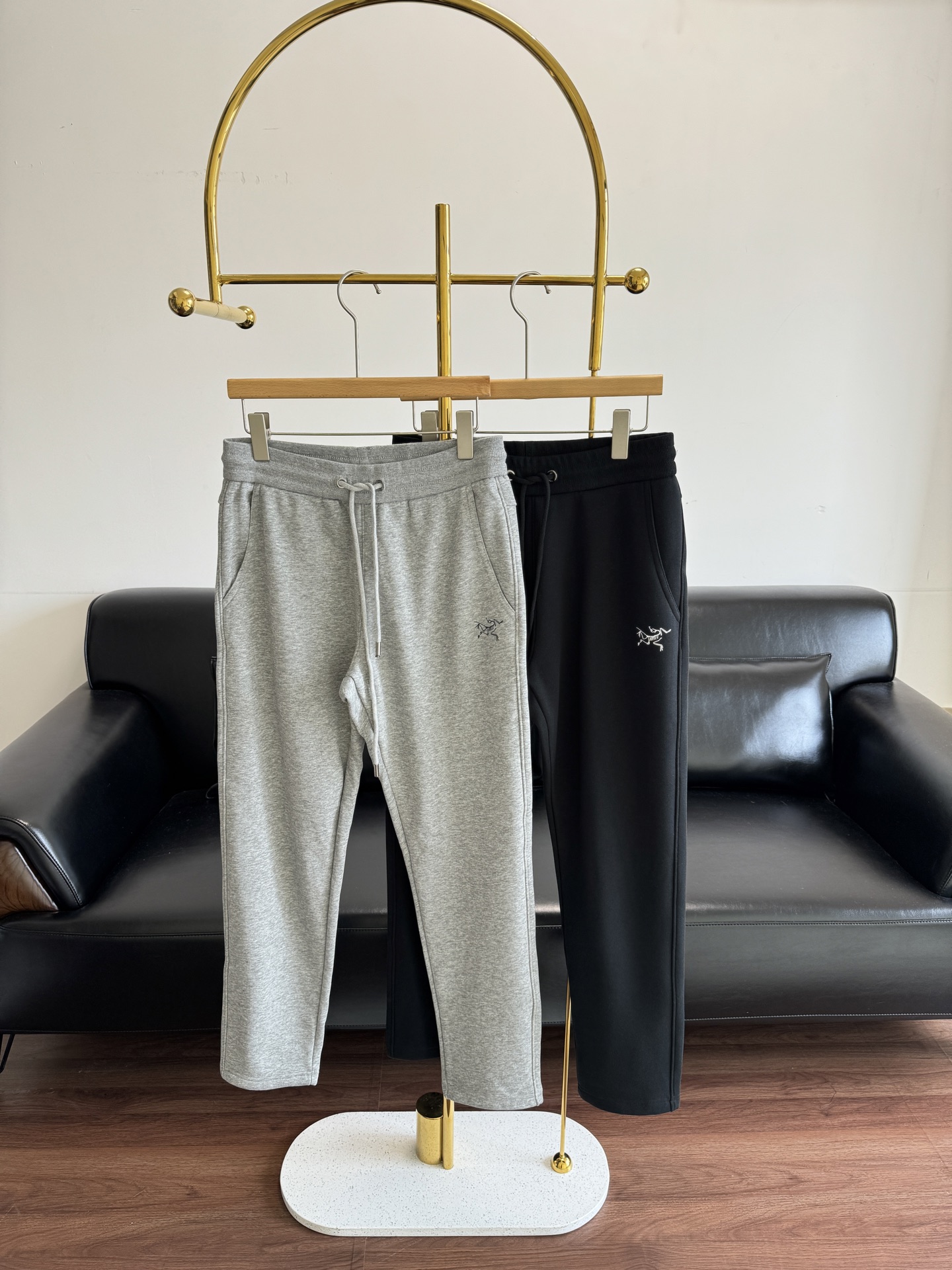 NO:578763,——ARC'TERYX men's velvet sweatpants. We really need these velvet and thickened pants in winter~ No more shivering in the cold winter!  The elastic drawstring design is more sporty, comfortable for the upper body, and is very tolerant to the body shape!  The brand logo embroidery under the pocket is very exquisite and three-dimensional!  The stitching is neat! Delicate and full! Quite beautiful! Really super velvet lining, gray and warm, size M-2XL, black and gray 2 colors, arc'teryx, alexander wang19860909——ARC'TERYX始祖鸟男款加绒卫裤 冬天真的太需要这种加绒加厚的裤子啦~ 再也不需要在寒冬里瑟瑟发抖了！ 松紧抽绳设计,更加的运动风,上身舒适, 对身材的包容性也灰常的友好！ 口袋下方的品牌logo刺绣,非常的精致立体！ 针脚整齐!细致饱满!相当漂亮! 真超绒内里 灰常的保暖 码数M-2XL 黑色 灰色2个色,arc'teryx,alexander wang,Women's clothing