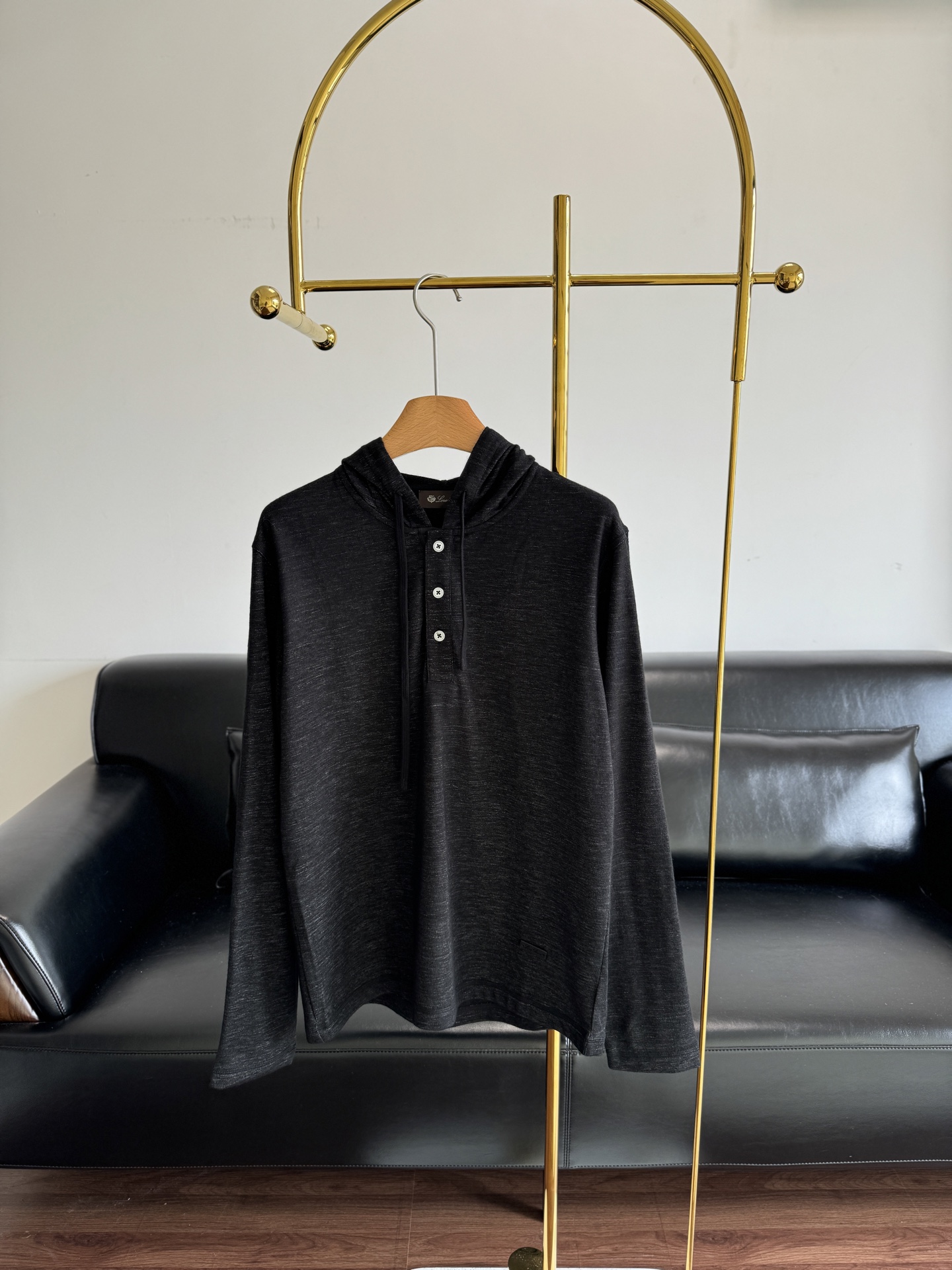 NO:578757,——lp hooded sweater. The pure wool fabric is soft and skin-friendly, and it is super comfortable to wear in autumn and winter! Hooded + mother-of-pearl button design, full of details, casual and a bit formal. Loose style, suitable for layering or wearing alone, can be easily used for commuting, daily life, and light formal occasions. Size m-2xl,,loro piana,hats,alexander wang19860909——lp 连帽羊毛衫 纯羊毛面料柔软超亲肤,秋冬穿超舒服!连帽+贝母纽扣设计,细节满分,休闲又带点正式感.宽松版型,叠穿or单穿都很OK,通勤、日常、轻正式场合都能轻松驾驭. 码数m-2xl,,loro piana,hats,alexander wang,Women's clothing