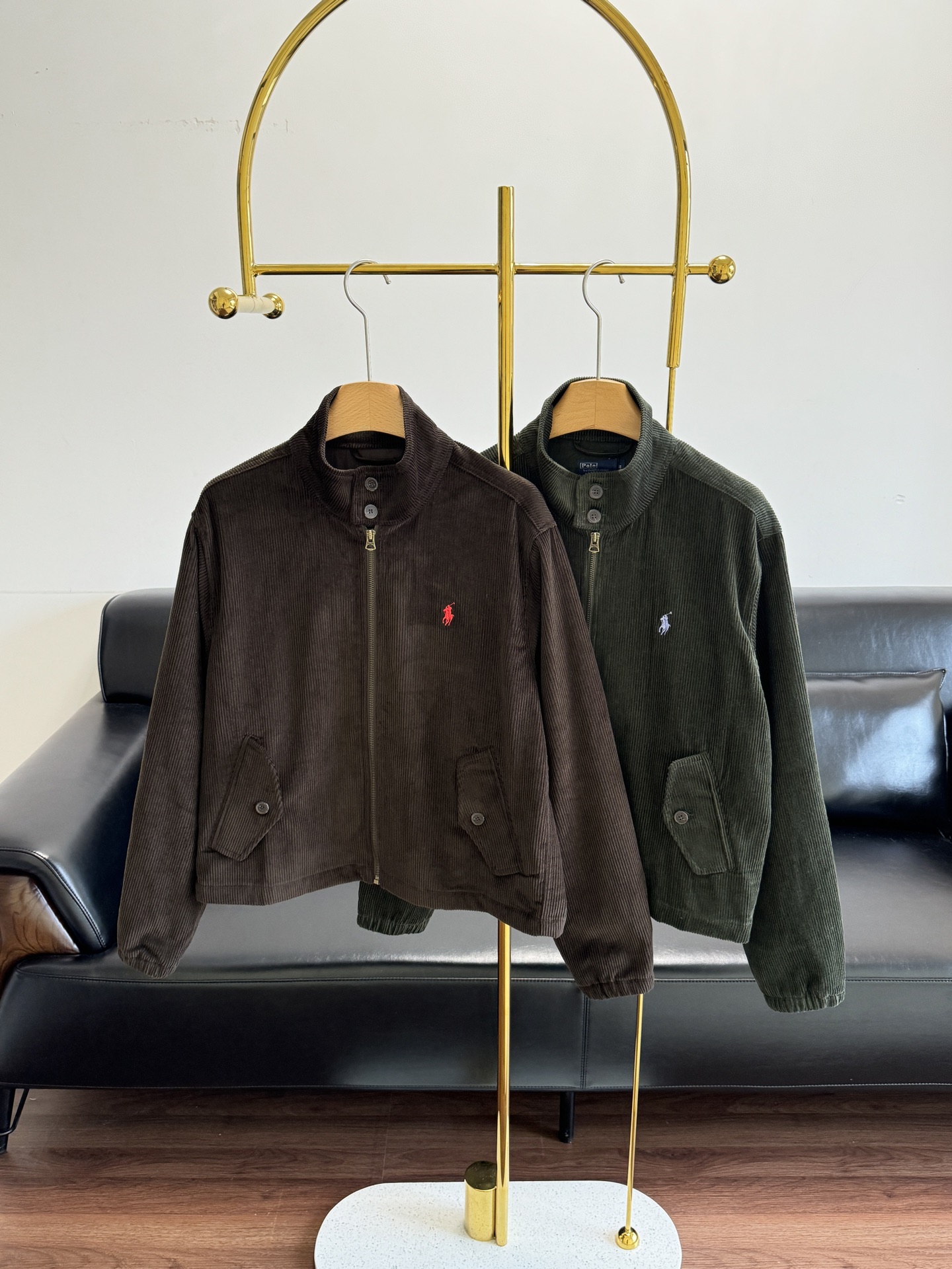 NO:579230,——RL Corduroy Jacket is made of heavyweight corduroy fabric, which is very wide and wrinkle-resistant, and is also very easy to take care of. The striped texture on the surface is clear, and it feels thick and weighty. It is warm and stylish to wear in autumn and winter. The neat short version is friendly to all body shapes!  !  Replicate the tough tone of American retro workwear, size sml green brown,,jackets & coats,jackets & coats,alexander wang19860909——RL拉夫家灯芯绒夹克外套 采用重磅灯芯绒面料,挺阔感十足抗皱的同时也非常好打理,表面的条纹肌理清晰,摸起来厚实有份量感 秋冬穿着保暖又有型.利落短款版型对各种身形友好！！复刻美式复古工装的硬朗腔调, 码数sml 绿色 咖色,,jackets & coats,jackets & coats,alexander wang,Women's clothing