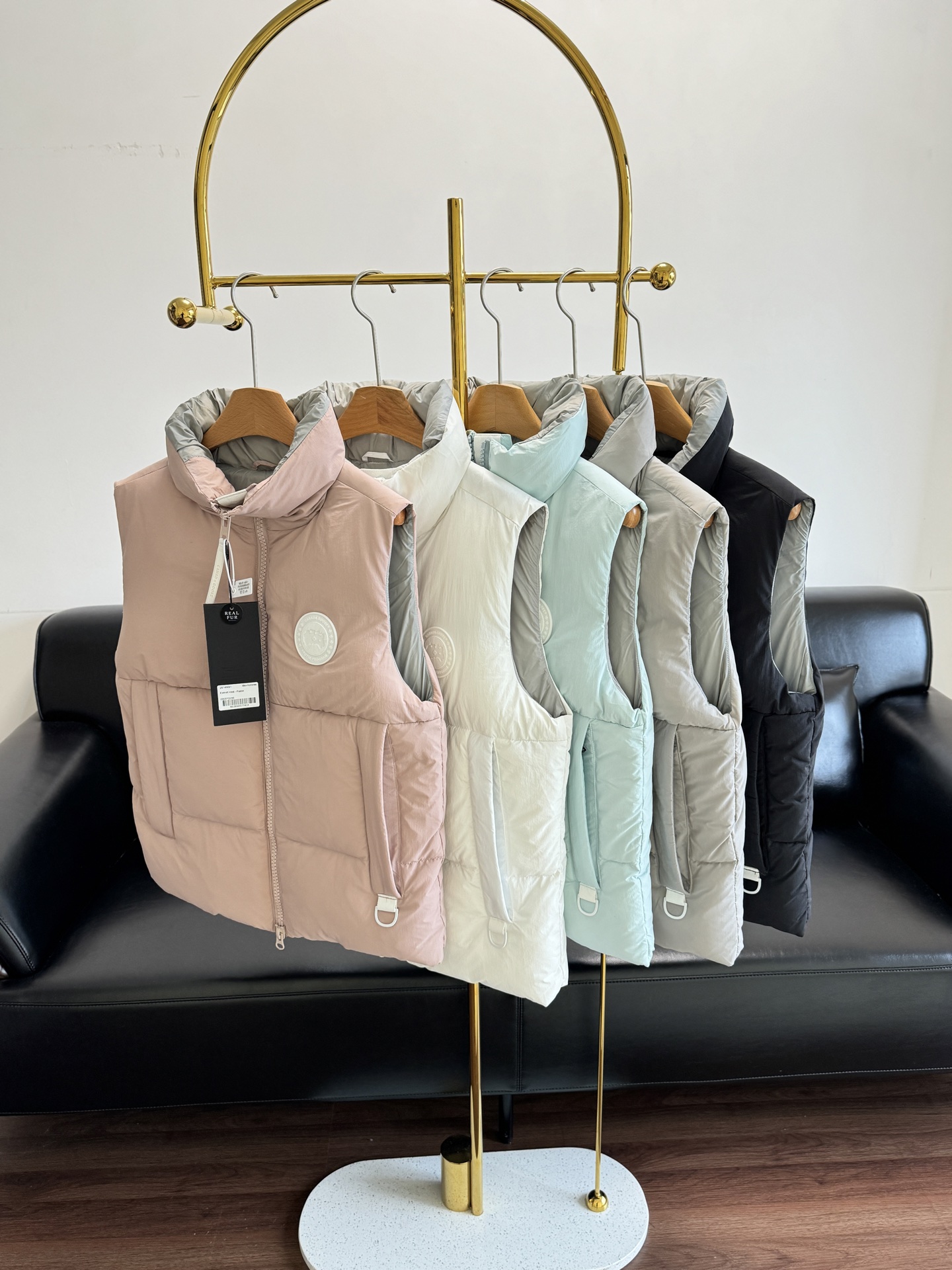 NO:579224,Equipped with dust bag - Big Goose Capsule five-color vest down jacket has great thermal insulation effect!  The beauty of the down vest is the ceiling, the beauty of the down vest is the ceiling, the fufu macaron color, the super western style, 90 white duck down and 10 down fillings, keeping warm without being bulky, making the warmth just right!  Size xs-xl white gray black pink blue,,down jacket,alexander wang19860909配防尘袋——大鹅胶囊五色马甲羽绒服 保暖效果巨好！羽绒马甲中的颜值天花板, 羽绒马甲中的颜值天花板, 那奶fufu的马卡龙配色,超级洋气的版型, 90白鸭绒10羽绒填充,保暖又不臃肿,让温暖来的恰到好处！ 码数xs-xl 白色 灰色 黑色 粉色 蓝色,,down jacket,alexander wang,Women's clothing