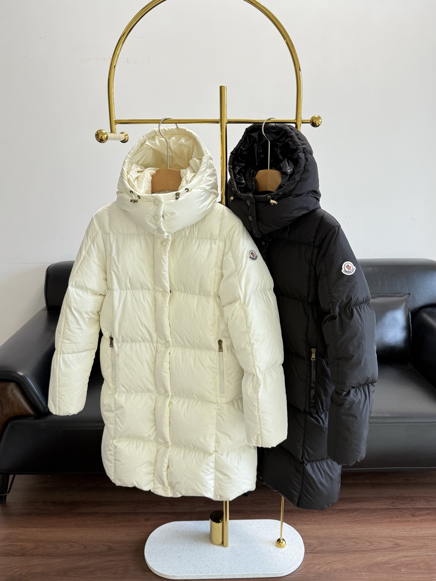 NO:579193,Comes with dust bag - Moncler hooded long down jacket. It has a full sense of atmosphere, and the upper body effect is superb. It is filled with 90 white duck down and has classic checkered quilting. It is easy to get, and the amount of down is particularly sufficient!  Hooded and windproof, simple and versatile, it is suitable for commuting and leisure. Pair it with snow boots or boots, and your winter outfit will instantly become more sophisticated!  Code number 0 1 2 3 4 off-white black,,Moncler,boots,jackets & coats,jackets & coats,down jacket,hats,alexander wang19860909配防尘袋——Moncler盟可睐 连帽长款羽绒服夹克外套 氛围感十足,版型上身效果超绝,90白鸭绒填充,经典方格绗缝,别看拿到手轻,充绒量特别足！连帽防风,简约大气百搭,通勤休闲都很适合,搭配雪地靴或长靴,冬季穿搭立马高级！ 码数0 1 2 3 4 米白 黑色,,Moncler,boots,jackets & coats,jackets & coats,down jacket,hats,alexander wang,Women's clothing