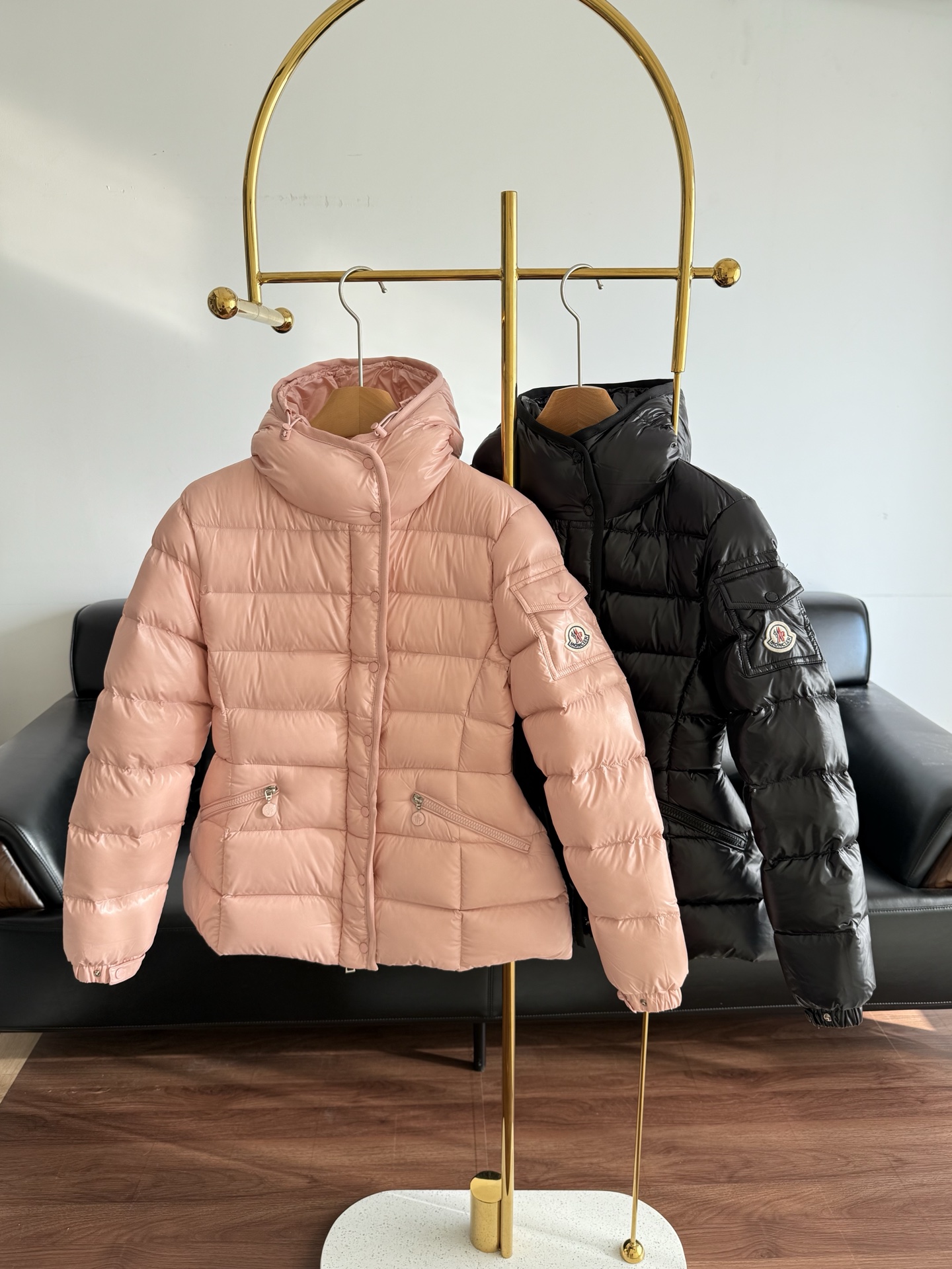 NO:579339,Equipped with dust bag - the new Meng Mouth autumn and winter Barante women's down jacket. Synchronous official website. Winter hot style. Brand new ace classic. The most beautiful tailoring version of the year!  !  Wearing it in winter is really beautiful!  The 'oil-waxed leather' fabric that you can't find at all the counters is back, and it still comes in a warm and soft color scheme, which really touches your heart ~ The 'small waist' version with a huge waist and slimming look, whoever wears this style is beautiful!  The interior is filled with 90% white duck down, oil-waxed patent leather fabric, and a high-grade glossy hourglass waist. Down jackets can also make you look slimmer!  Zundu is so beautiful!  In the winter, you can wear just one set, and you can wear it casually when you go out!  The shape is super beautiful ~ the advantage is that it is more durable and the fabric is more resistant to damage!  Code number 0 1 2 3 black pink 2 colors,Moncler,jackets & coats,down jacket,alexander wang19860909配防尘袋——蒙口秋冬新品 Barante女士羽绒夹克  同步官网 冬季爆款  全新王牌经典.年度最美裁剪版型！！冬天穿它真的美哭！专柜挤破头都没抢到的“油腊皮'面料回归啦,还是温温柔柔的配色,狠狠戳到心坎上～巨巨巨收腰显瘦的“小腰精'版型,谁穿谁美丽的款式！ 内里填充90白鸭绒,油蜡漆皮面料 高级光泽感沙漏收腰 羽绒服也可以很显瘦！尊嘟太好看啦！大冬天往身上一套就能搞定,随意穿搭就能出门！版型超美～优点是更耐穿,面料更抗造！ 码数0 1 2 3 黑色 粉色2个色,,Moncler,jackets & coats,down jacket,alexander wang,Women's clothing