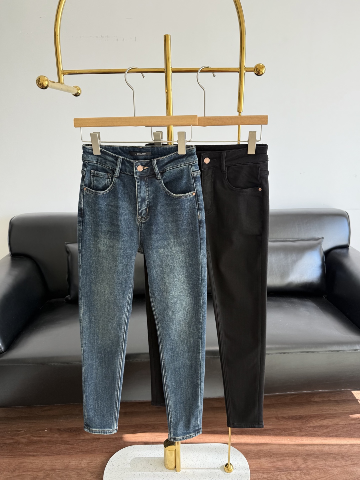 NO:586577,——J brand American nostalgic washed and velvet elastic skinny jeans with boots!  Slim ceiling!  !  The key to wearing a slimming look in winter is to 'tighten the upper part and the lower part'. Made of high-elastic denim fabric with elasticity on all sides, these tight-fitting pants are like gods!  The fabric has strong wrapping properties but is not too tight. It is full of elasticity. You will not feel restricted when you go out for exercise, shopping or commuting. At the same time, it can perfectly modify the shape of your legs and buttocks. Sisters with thick legs can also buy it with confidence!  Paired with boots, it really looks slimming. Visually, the leg circumference is reduced by three centimeters. Size s-2xl,,boots,jeans,alexander wang19860909——J brand 美式怀旧洗水加绒弹力小脚牛仔裤 配靴子神裤！显瘦天花板！！冬天显瘦的穿搭重点就是“上松下紧”,四面弹的高弹牛仔面料,这种紧身小脚裤就是神一般的存在！面料是包裹性强,但又不会太紧绷的那种,弹力十足,出门运动逛街通勤都不会有束缚感,同时能狠好的修饰腿型和臀型,腿粗的姐妹也可以放心买！搭配靴子真的洰洰洰显瘦,视觉上腿围减少三公分 码数s-2xl,,boots,jeans,alexander wang,Women's clothing