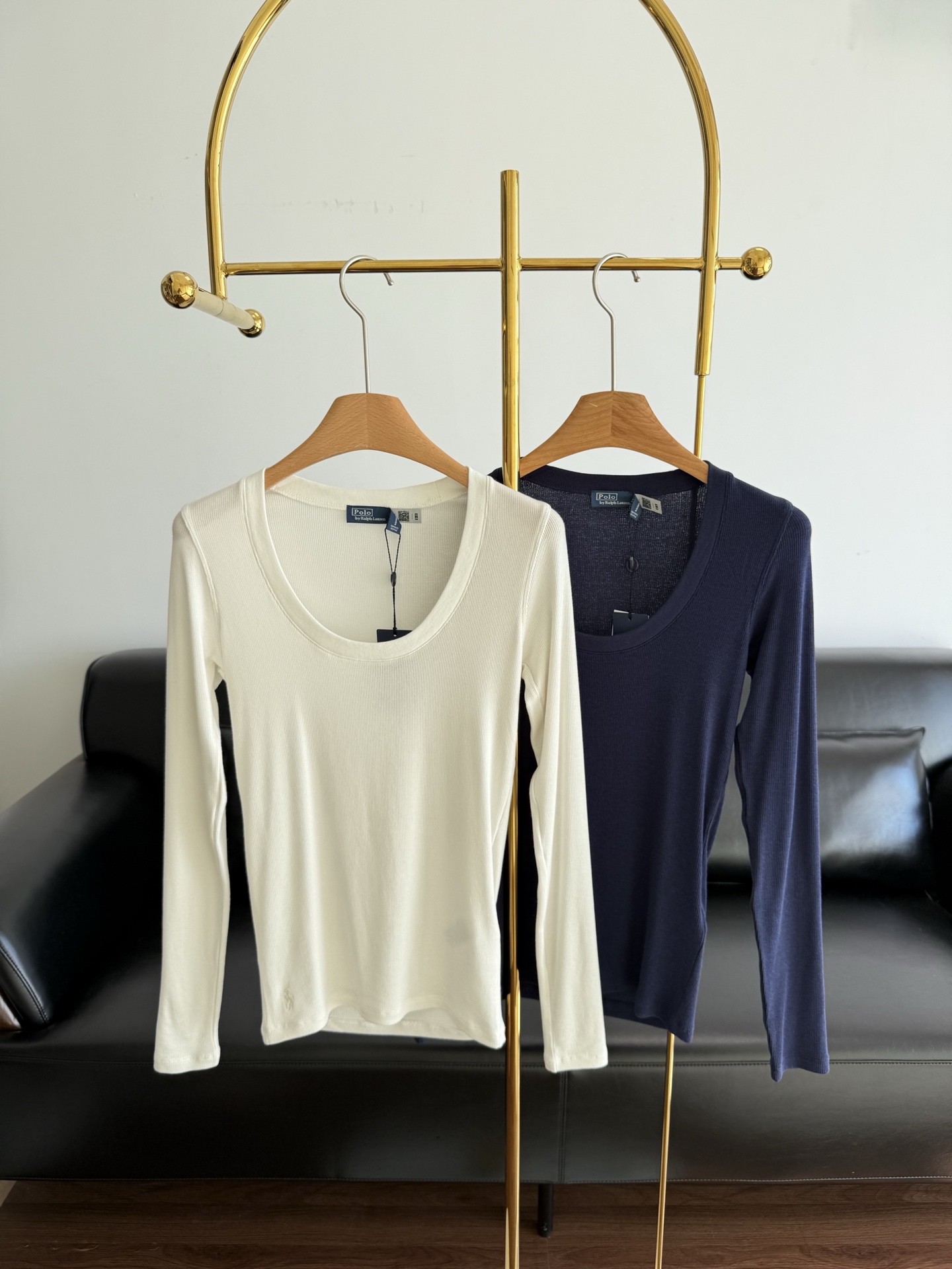 NO:579526,——Ralph Lauren logo embroidered bottoming shirt. You can’t go wrong with it no matter how you wear it in winter. The upper body instantly enhances the overall look of the temperament knitted sweater. It is recommended that you buy two pieces!  It is indeed so comfortable and easy to match!  !  The upper body made of Lyocell cotton fabric is very shaping and slimming!  It has great elasticity, good extensibility and resilience. It makes you look slimmer and slimmer, and creates an S-shaped curve. Pair it with any pants or skirt and it will look great!  Code number sml blue white 2 colors optional, skirts, alexander wang19860909——拉夫劳伦 logo刺绣打底衫 打底真的冬天怎么搭都不会错的一件, 上身瞬间提升整体LOOK的气质针织衫建议人手两件来入！确实太舒服太好搭！！ 莱赛尔棉面料上身又非常塑形显瘦！弹力大,延伸性和回弹性度很好 显瘦显腰,穿出S形曲线～随意搭配个裤子或者裙子都是敲美腻！ 码数sml 蓝色 白色2色可选,,skirts,alexander wang,Women's clothing