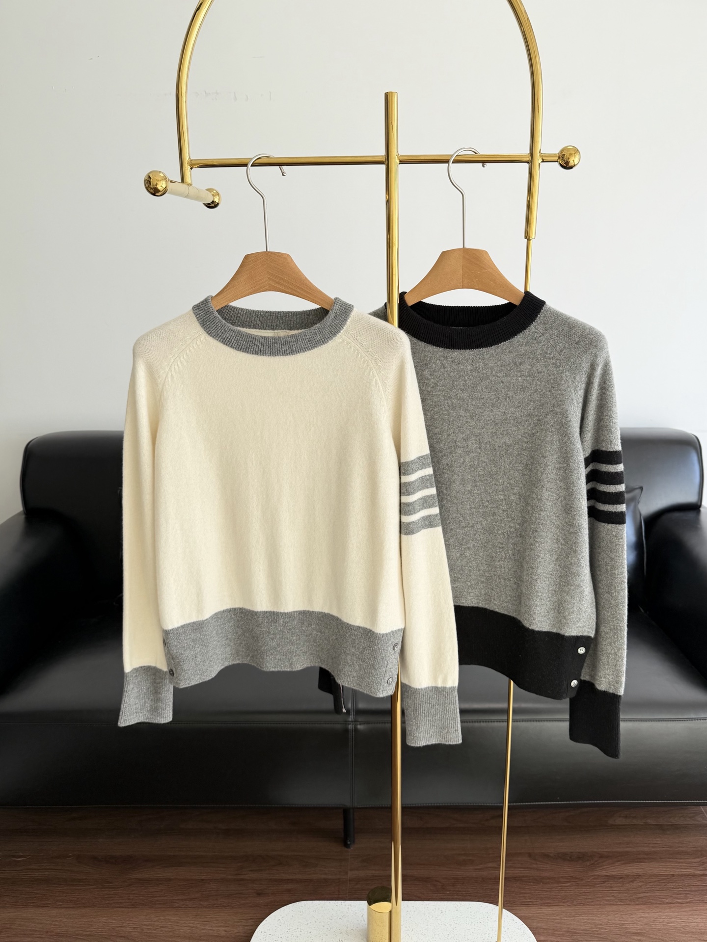 NO:579531,——TB classic four-stripe color-blocked sweater is a classic college-style ceiling wardrobe that anyone who looks good in it must wear! The wool blended yarn is top-notch in fineness, feels delicate and soft, and has a certain thickness. The exquisite texture is layered and soft without sacrificing strength. With good fabrics, you can wear it casually, and it will be comfortable to wear as close as you like!  Code number sml,,alexander wang19860909——TB 经典四条纹 拼色针织衫 万年经典款学院风的天花板衣橱,谁穿谁好看必入!羊毛混纺纱线,精细度堪称一流,手感细腻柔软,有一定厚度.精致的肌理感富有层次,松软不失筋骨.好的面料,你随便穿,贴身穿怎么穿怎么舒服！ 码数sml,,alexander wang,Women's clothing