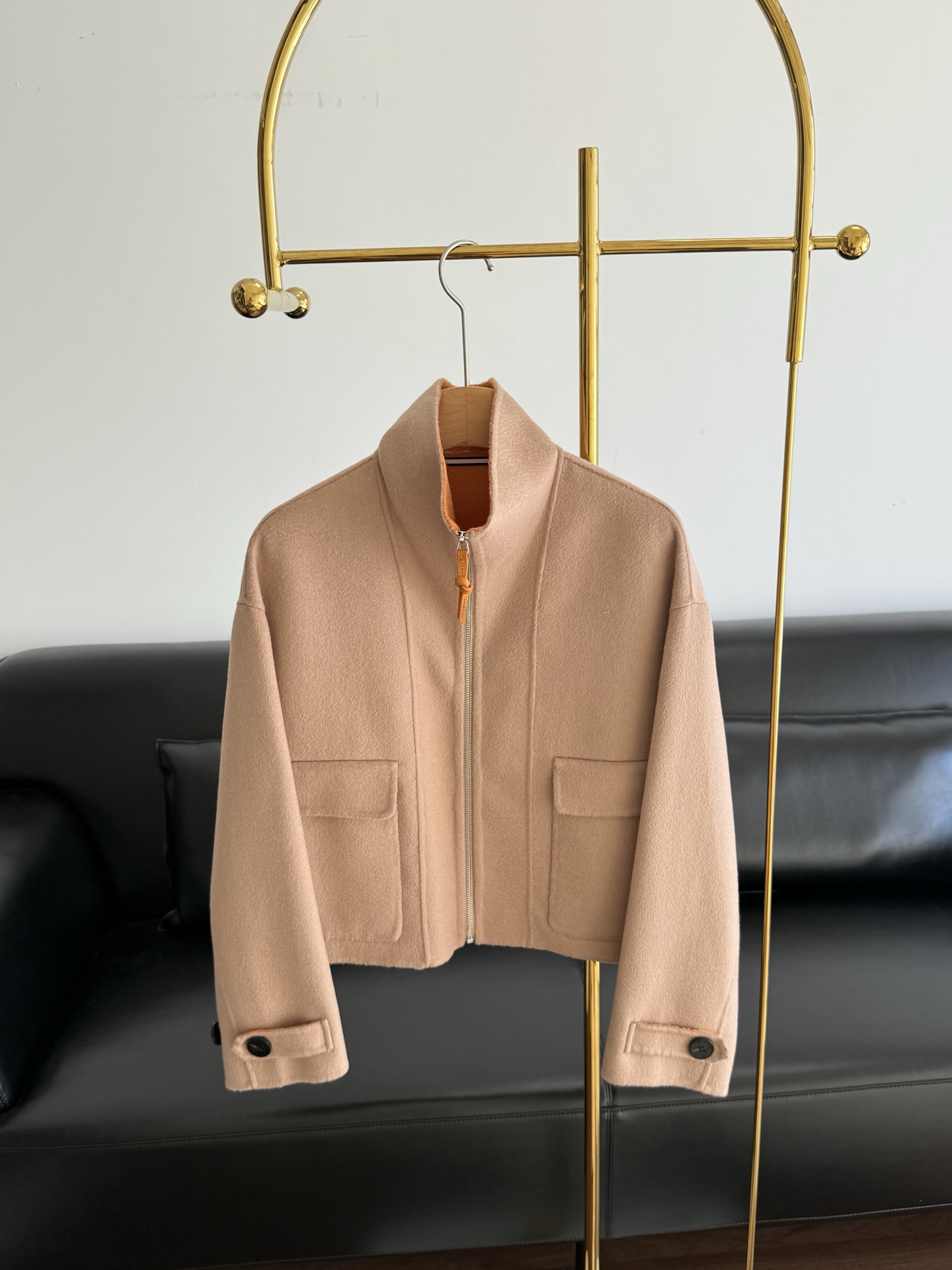 NO:586549,——Hermes Short Woolen Jacket I was shocked when I first got this quality! The key point of the double-sided cashmere is that we give you this one today, a top-quality product! It is made of cashmere fabric and has a unique pattern. The short style is slightly wider and makes you slimmer and taller! The right short design makes your figure slimmer and highlights your perfect body proportions!  Not only that, this jacket also has a variety of matching possibilities. Whether it is paired with jeans or a skirt, it can be easily worn!  Size sml,,hermes,hermes,skirts,jeans,jackets & coats,alexander wang19860909——Hermes爱马仕 短款毛呢外套 刚拿到这个品质简直就惊呆了!双面羊绒重点是,咱们今天给大家这款,百里挑一选出来的精品! 采用了羊绒面料,版型特有调性,短款微阔显瘦显高!而恰到好处的短款设计,则让你的身姿更加窈窕,衬托出你完美的身材比例！不仅如此,这款外套还具备多种搭配可能性.无论是搭配牛仔裤还是裙装,它都能轻松驾驭！ 码数sml,,hermes,hermes,skirts,jeans,jackets & coats,alexander wang,Women's clothing