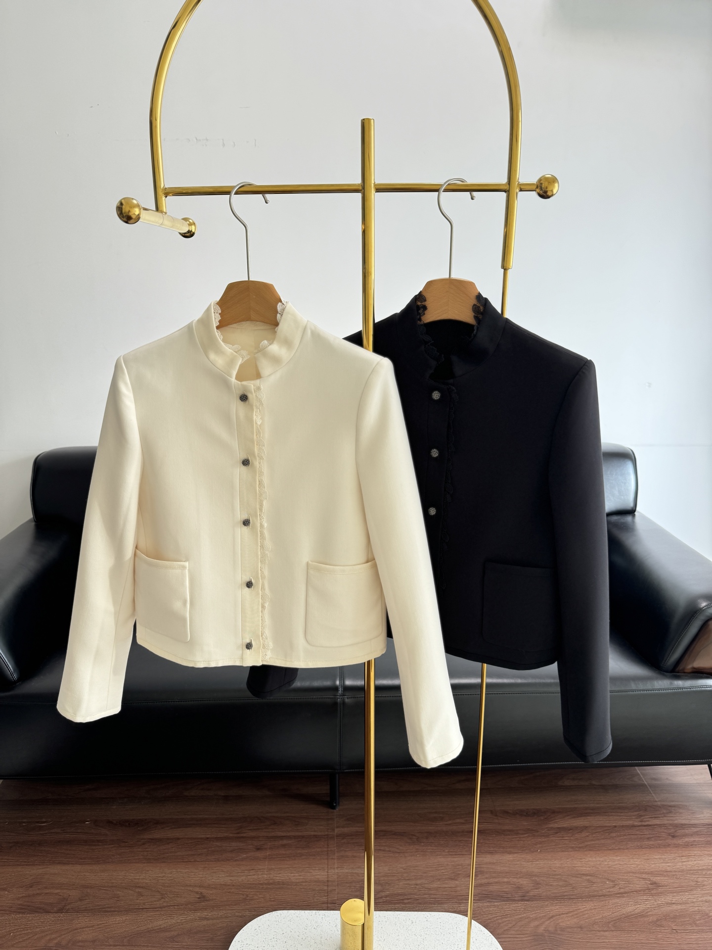 NO:586587,——Dior 2025 Autumn and Winter Lace Trimmed Short Jacket, stand-up collar + full button placket, simple and neat. The fabric is silk wool blend, soft and textured, the lace-trimmed stand-up collar is super exquisite, and the details are perfect. The short cut is easy to control for daily commuting!  If you are looking for high-quality outfits, don’t miss it!  Code number sml,,dior,jackets & coats,alexander wang19860909——Dior 2025秋冬蕾丝边短款外套 立领+全纽扣开襟,简约利落.面料丝羊毛混纺,柔软有质感,蕾丝边立领超精致,细节满分.短款剪裁,通勤日常都能轻松驾驭！追求高品质的穿搭,那一定不要错过！ 码数sml,,dior,jackets & coats,alexander wang,Women's clothing