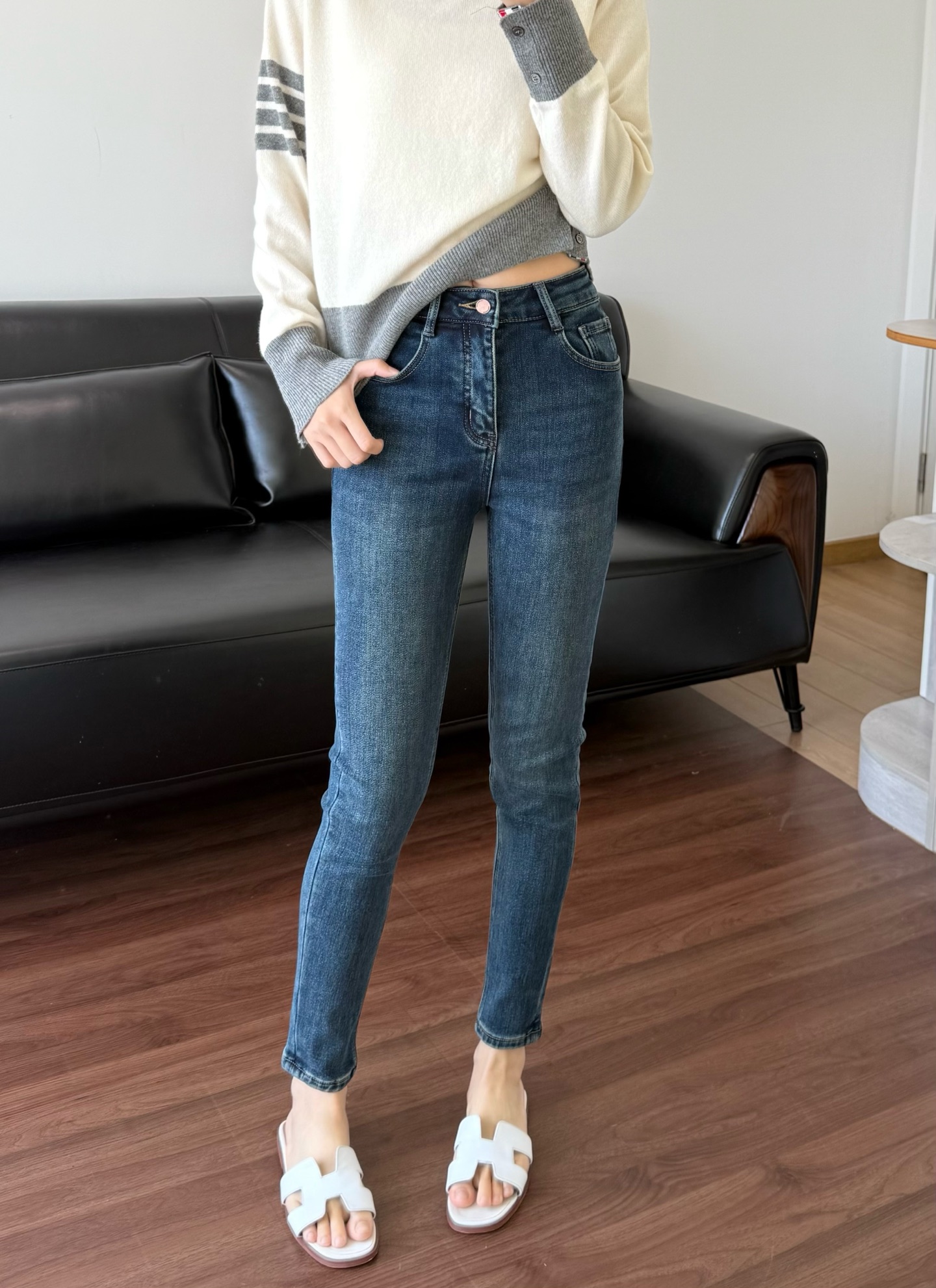 NO:586582,Take it according to the waist circumference. A model with a waist circumference of 68-70 should take an M size, alexander wang19860909按照腰围拿 模特腰围68-70要拿M才合适,,alexander wang,Women's clothing