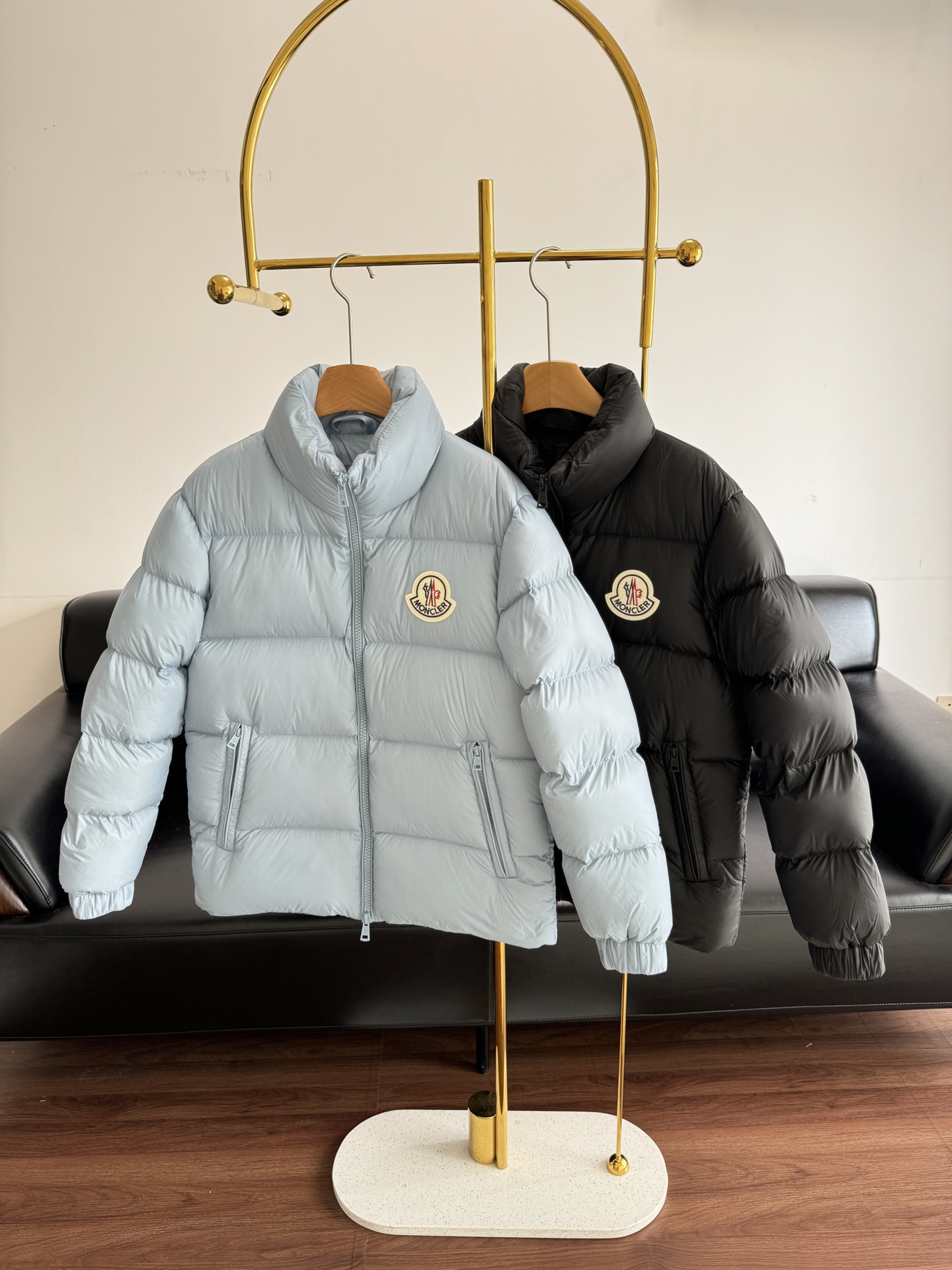 NO:587251,Comes with a dust bag - a stand-up collared down jacket decorated with a logo badge at the mouth. Same style for men and women!  This one is truly suitable for both men and women and is sure to be a hit!  The large LOGO on the chest is very recognizable, and the details of yb hardware accessories are very good. It is filled with national standard 90 white duck down, which is light and warm. The outer layer is high-density nylon woven fabric, windproof and water-repellent, and it is super safe to wear in winter!  Size 1/2/3/4/5 blue black,Moncler,down jacket,alexander wang19860909配防尘袋——蒙口 logo徽章装饰立领羽绒服 男女同款！这款真的男女通吃 肯定会爆火！ 胸前大LOGO超有辨识度,yb五金配件 细节很加分 国标90白鸭绒填充 轻盈又保暖,外层高密度锦纶梭织面料,防风防泼水,冬天穿超安心！ 码数1/2/3/4/5 蓝色 黑色,,Moncler,down jacket,alexander wang,Women's clothing