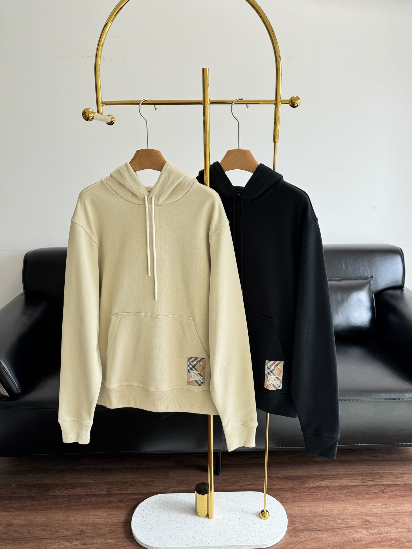 NO:587214,——BURBERRY hooded sweatshirt. The fit is amazing! It has a very upright feel and the upper body is also very cool ~ Made of pure cotton!  It's high-density and delicate, with unrivaled texture and exquisite workmanship. You can't find any faults even if you zoom in!  !  !  Loose and casual micro silhouette! It feels like it’s a bit off the shoulders!  The upper body is more flattering~ Size s-xl khaki black 2 colors, burberry, hoodie, sweatshirts, hats, alexander wang19860909——BURBERRY 连帽卫衣 版型好到爆!很有立挺感上身也非常绝～纯棉面料！高密细腻,质感无敌,工艺很精湛,随便放大看也挑不出毛病来！！！宽松休闲的微廓形!有点落肩的感觉！上身更修饰身材～ 码数s-xl 卡其 黑色2个色,,burberry,hoodie,sweatshirts,hats,alexander wang,Women's clothing