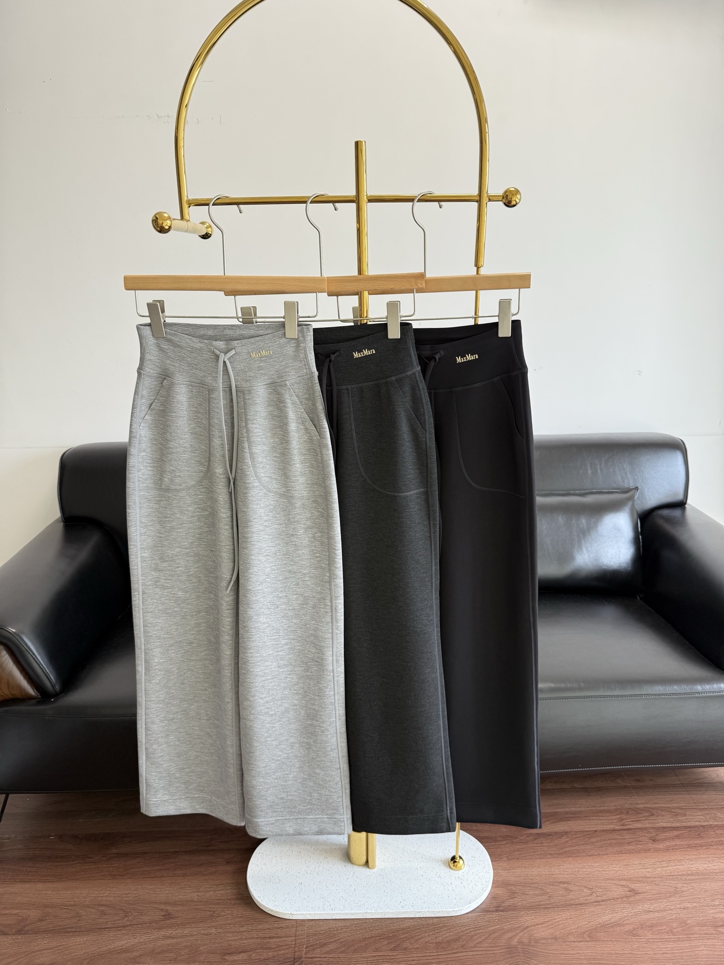 NO:587224,——M’s high-waisted wide-leg casual pants (velvet version)  I highly recommend these pants to you. The high-waisted and small straight design not only makes you look slimmer, but can also be worn easily to create a long, straight fit, elongating your body proportions. They are fashionable and high-end, and are full of temperament. Customized stretch modal sand-washed air-layer fabric, with plush lining, has a cloud-like texture, and feels waxy, smooth and comfortable without being bulky.  It has no muscles and bones, the skin feels light and soft, the upper body is very light, and the comfort level is perfect; the trouser leg has a margin, which can be digested no matter what leg shape, it is very tolerant, the legs are modified to be straight and slender, the flesh is covered and the skin is slim, and it can be worn freely without restraint; one trouser can be worn in many ways, and can be used for sports, yoga, leisure, and fashion;  Light gray, black, dark gray three colors,,alexander wang19860909——M家高腰阔腿休闲裤（加绒版） 强烈推荐给你这款裤子,高腰小直筒设计,不仅显瘦,还可以轻松穿出大长直,拉长身材比例,时尚高端,气质感满满；定制弹力莫代尔砂洗空气层面料,内里磨毛绒,有着云朵般的质感,手感糯滑舒适,又不失筋骨感,肤感轻盈柔软,上身非常轻快,舒适度满分；裤管有余量,无论什么腿形都能消化,包容性很强,把腿部修饰得笔直而纤长,遮肉又显瘦,穿着自在无束缚；一裤多穿,可运动、瑜伽、休闲、时装； 浅灰、黑色、深灰三色,,alexander wang,Women's clothing