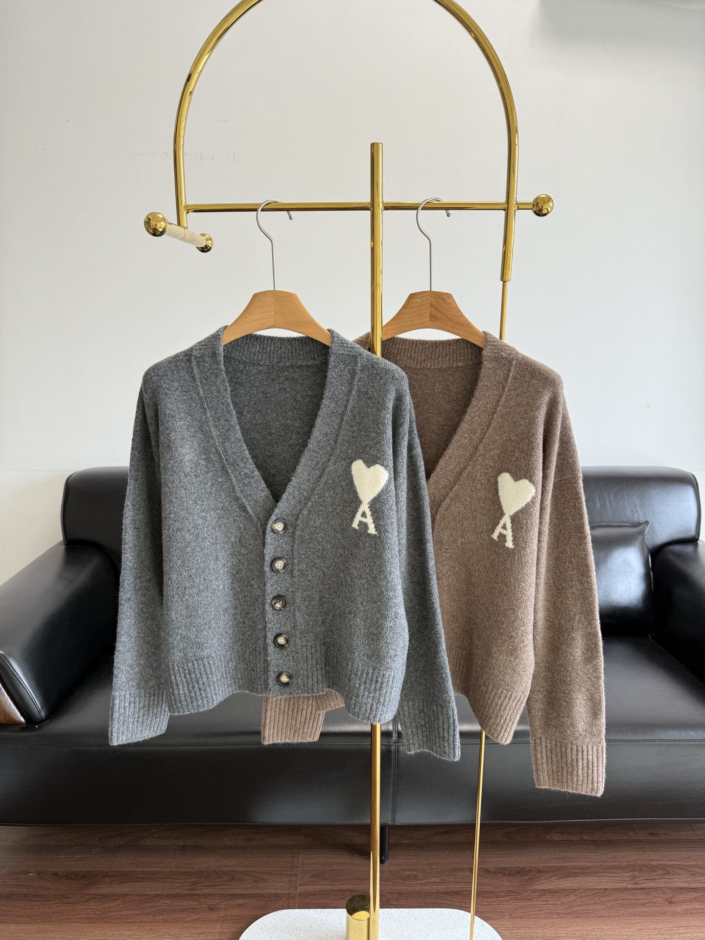 NO:587234,——AMI love knitted cardigan. The color is very high-end and shows great taste. It is low-key and attractive!  Timeless ~ Wool and alpaca fabrics are soft, gentle, bright and elastic, and not easily deformed!  !  !  The texture is so outstanding that you can see it with the naked eye!  !  Imported embroidery craftsmanship, each stitch and thread are exquisite, with traces of handwork, very French romantic feelings, making love come to life, and instantly achieve an eye-catching effect!  Size xs-m gray brown,,alexander wang19860909——AMI 爱心针织开衫 很高级的色系也太显品味啦 低调耐看！永不过时～ 羊毛羊驼毛面料软糯温柔,光亮而富有弹性,不易变形！！！这个质感肉眼可见的优秀！！ 进口绣花工艺 每针每线都精致 自带手工痕迹,很法式的浪漫情怀, 让爱心栩栩如生,瞬间达到吸睛效果！ 码数xs-m 灰色 棕色,,alexander wang,Women's clothing