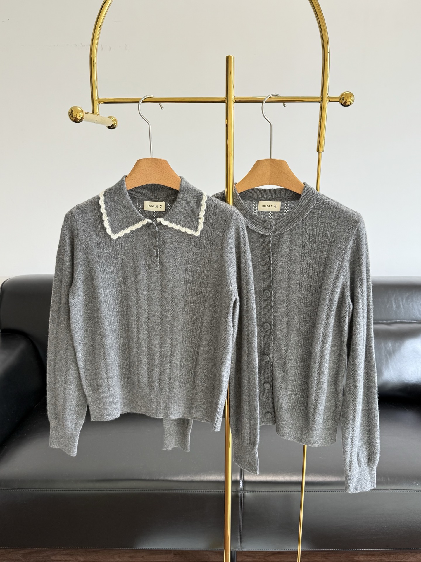 NO:587242,Polo shirt cardigan ICICLE Women's Autumn New Cashmere Knitted Cardigan Small and loose fit, tolerant to all body shapes, can be easily controlled by all shapes. On the basis of the POLO collar, off-white contrasting hand hook lace is used to add style layering and handcrafted details. The color is natural and soft, retaining the natural soft texture of cashmere, and feels soft and waxy. Size m~xl polo shirt knitted cardigan, alexander wang19860909polo衫开衫 ICICLE之禾女装秋季新款羊绒针织开衫 小宽松的版型,包容身型,皆可轻松驾驭 POLO领型的基础上,采用米白撞色手勾花边增添款式的造型层次和手工细节感,色泽自然柔和,保留了羊绒天然的柔软质感,手感软糯 码数m~xl polo衫 针织开衫,,alexander wang,Women's clothing