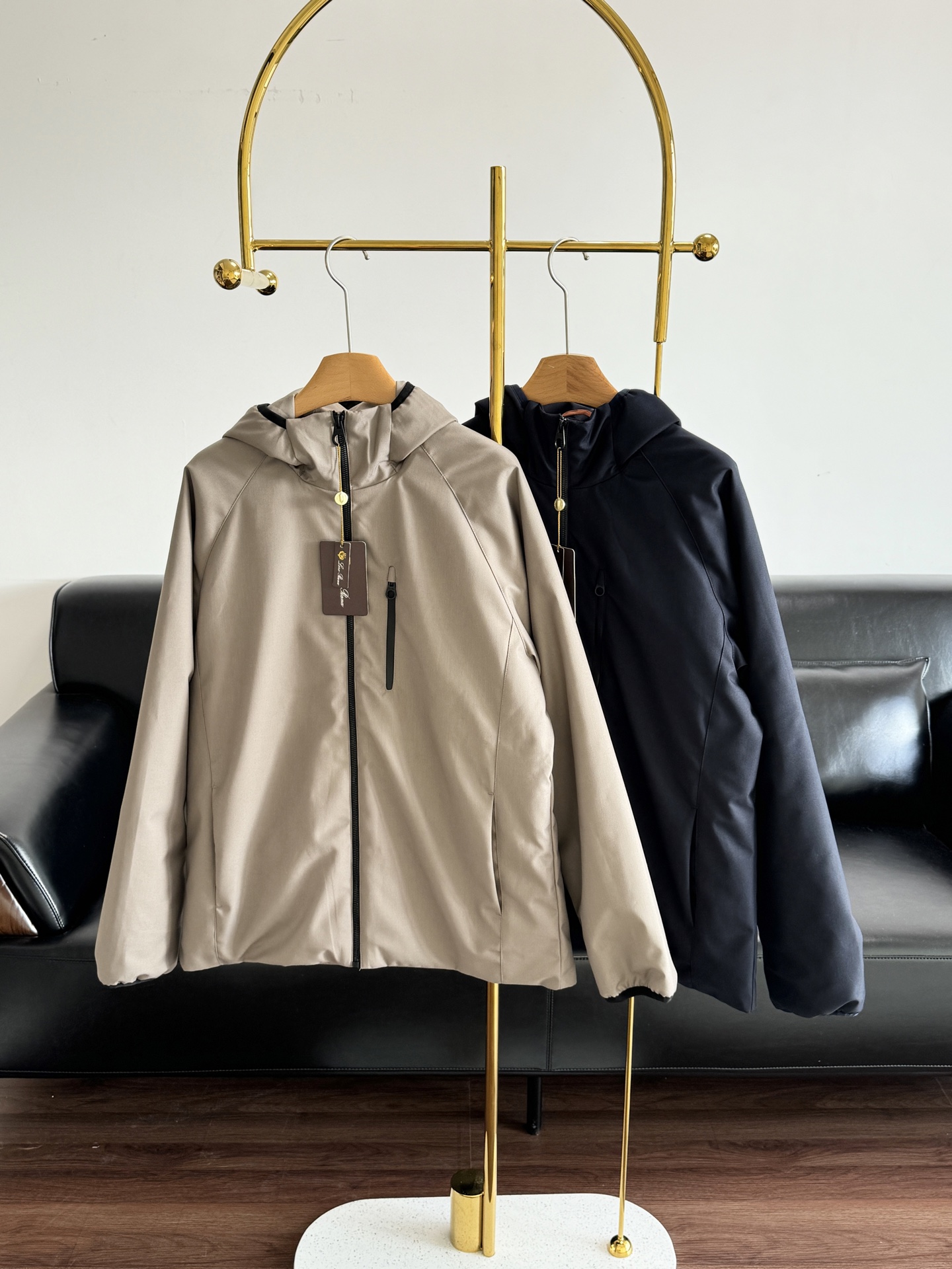 NO:588356,——LP hooded cotton jacket. This men’s light luxury business casual cotton jacket is so top-notch!  The outer shell is made of high-end three-layer composite fabric, which is windproof, waterproof and breathable, and feels great to the touch. The fit is a business casual style with clean lines, making it very classy for commuting or business trips. The details are also in place, simple and high-end. One piece can take into account both style and temperature. It is definitely a popular item for commuting in autumn and winter!  ,,loro piana,jackets & coats,hats,alexander wang19860909—— LP 连帽棉服夹克 这款男士轻奢商务休闲棉服太顶了！外壳用的是高端三层复合布,防风防水还透气,摸起来质感绝了. 版型是正合身的商务休闲款,线条利落,通勤或出差穿都超显品位.细节也到位,简约高级.一件就能兼顾风度与温度,绝对是秋冬通勤王炸单品！,,loro piana,jackets & coats,hats,alexander wang,Women's clothing