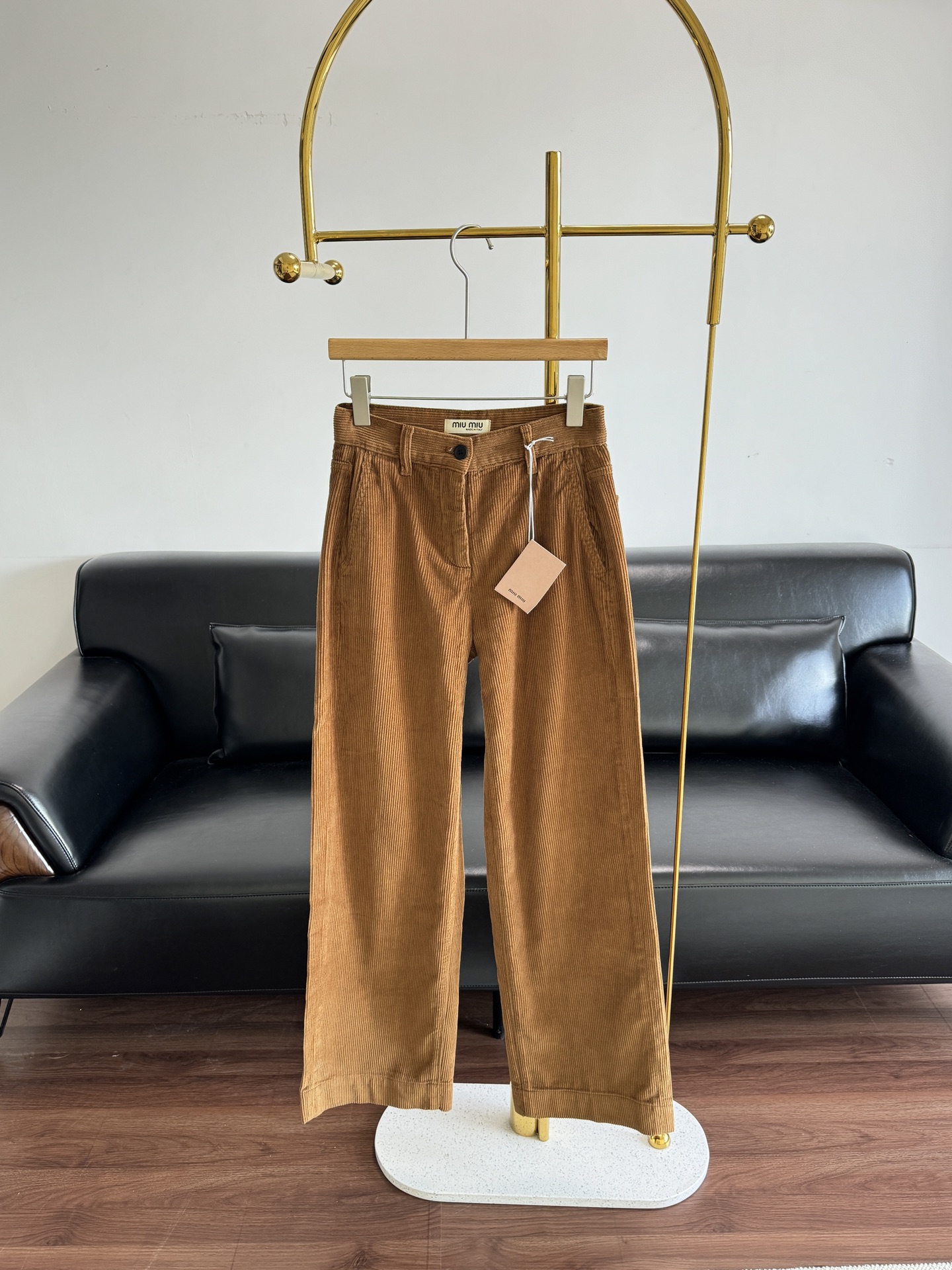 NO:588378,——miumiu corduroy straight regular jeans When it comes to autumn and winter retro, corduroy, one of the representative elements of retro, will immediately come to mind!  Beautiful and high-end, the autumn and winter retro YYDS uses pitted corduroy fabric. If you want to have a fashionable look and be unique, of course you can't refuse these menacing corduroy pants!  The legs look long and slim at the same time!  Code number 25-30,,miumiu,jeans,alexander wang19860909——miumiu 灯芯绒直筒常规款牛仔裤 提到秋冬复古,会立马想到复古代表元素之一灯芯绒！ 又美又高级,秋冬复古YYDS 采用坑条灯芯绒面料, 想凹时髦造型 又要别具一格 当然不能拒绝这来势汹汹的灯芯绒裤！ 显得腿长的同时还巨显瘦！ 码数25-30,,miumiu,jeans,alexander wang,Women's clothing