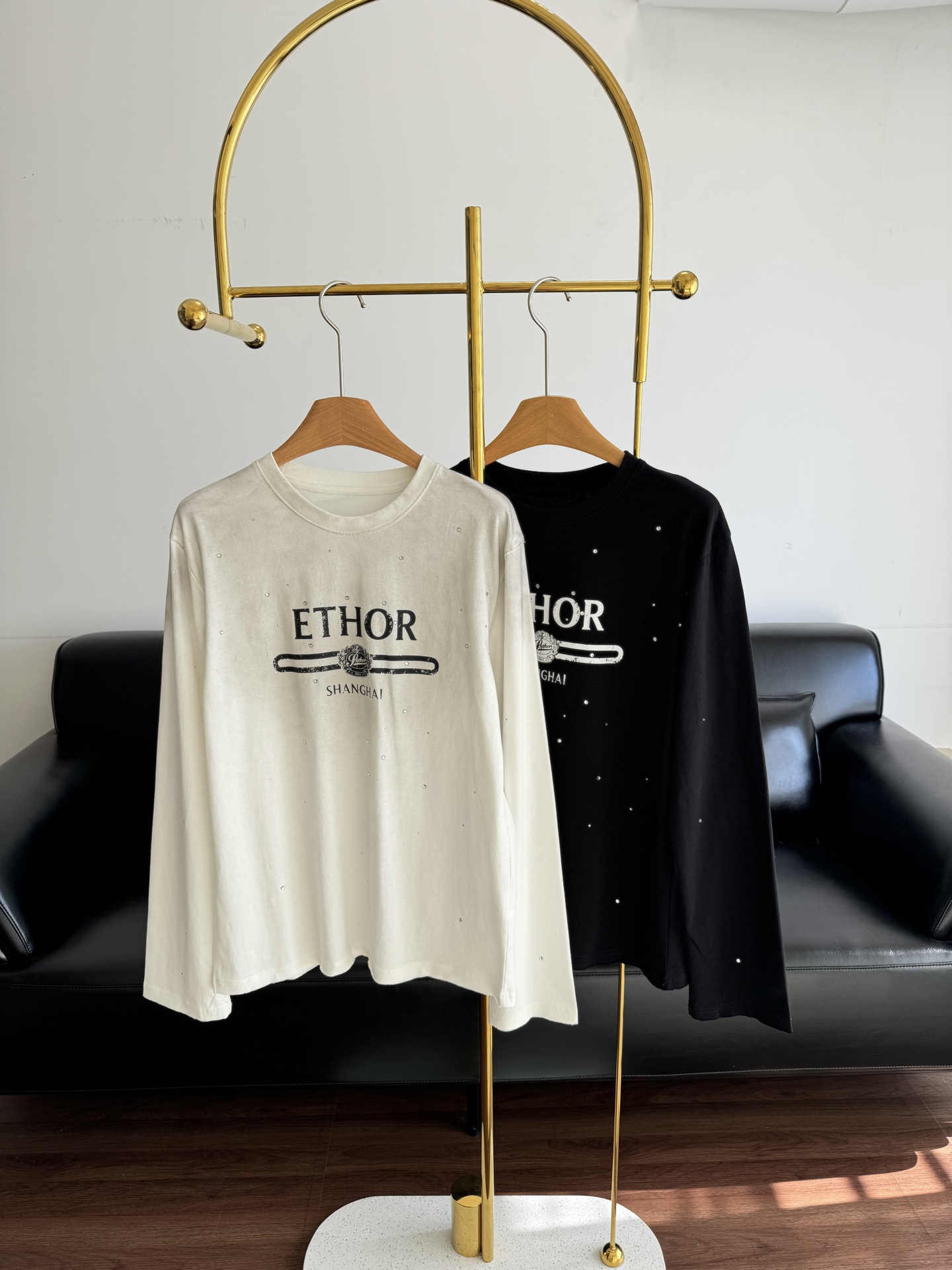 NO:588370,——ETHOR long-sleeved T-shirt with hot diamond letters printed + bright diamond embellishments, simple and detailed! The words 'ETHOR SHANGHAI' on the front are full of urban fashion atmosphere. The loose version is comfortable and versatile, suitable for autumn and winter. The pure cotton fabric is soft, and it is a must-have for casual daily or light luxury occasions! Size sml, tees, t-shirt, alexander wang19860909——ETHOR烫钻字母长袖T恤 印花+亮钻点缀,简约又有细节感!正面“ETHOR SHANGHAI”字样,满满都市时髦氛围感.宽松版型,舒适又百搭,秋冬穿超合适.纯棉面料柔软,日常休闲或轻奢场合都能轻松弛感穿搭必备! 码数sml,,tees，t-shirt,alexander wang,Women's clothing