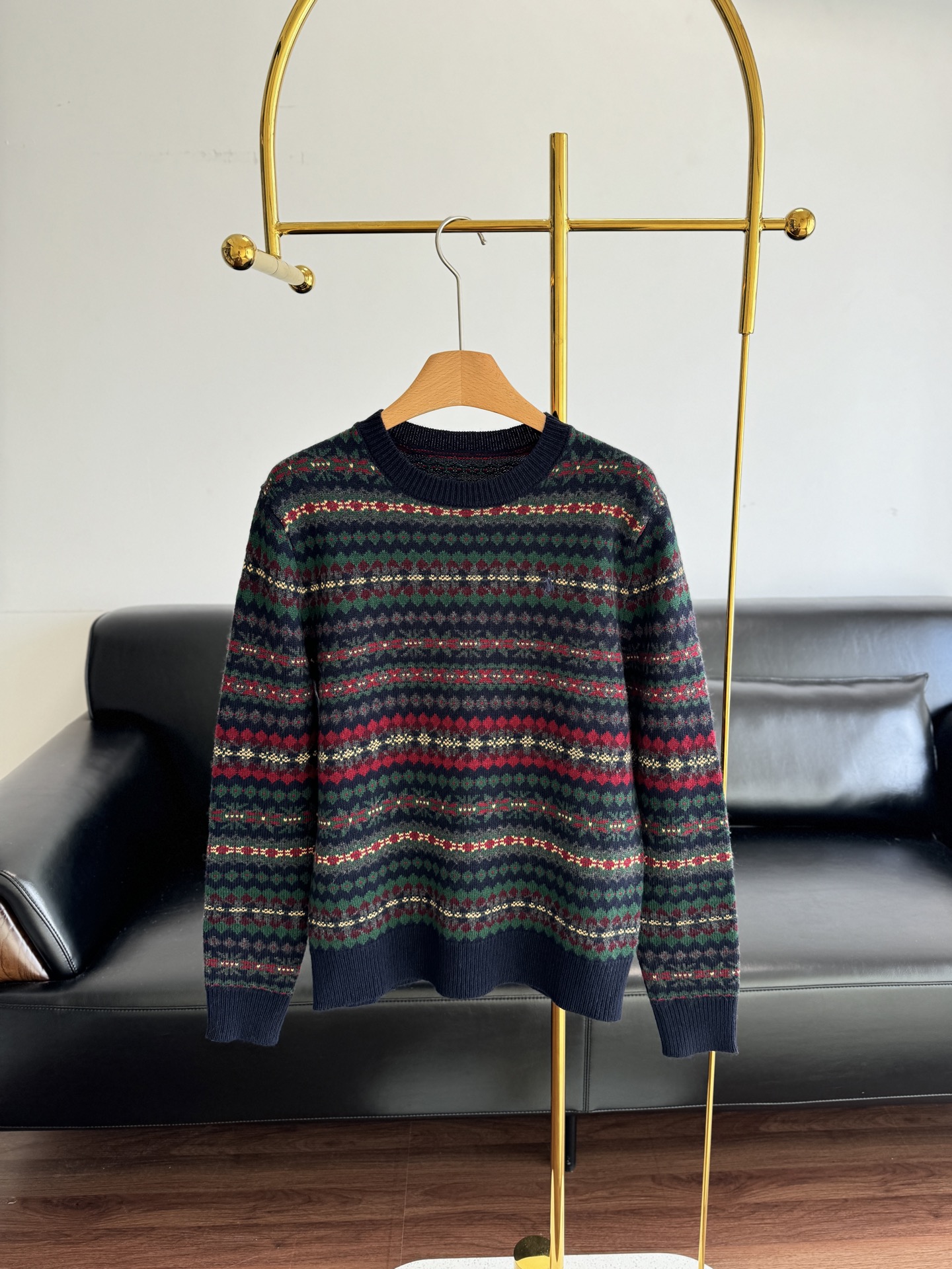 NO:588348,——Ralph Lauren Fair Isle Jacquard Wool Sweater This sweater adopts classic Fair Isle jacquard craftsmanship, full of Nordic retro style, and the wool material is soft and warm. The contrasting color design combines dark blue, red, green, and off-white, which is full of layering and is very atmospheric for autumn and winter wear. The loose fit is great for wearing alone or layered, and the round neck design is suitable for a variety of scenes. It is recommended to dry clean to maintain the texture and color. Pair it with a gray skirt or jeans to easily get a lazy retro style, which is suitable for daily life or festivals.  Size s m l xl,,skirts,jeans,sweaters,alexander wang19860909——拉夫劳伦 费尔岛提花羊毛毛衣 这款毛衣采用经典费尔岛提花工艺,北欧复古风满满,羊毛材质柔软又保暖.撞色设计融合深蓝、红、绿、米白,层次感十足,秋冬穿搭超有氛围感计.宽松版型,单穿或叠搭都很出彩,圆领设计适配多种场景.建议干洗,保持质感和颜色持久.搭配灰色半裙或牛仔裤,轻松get慵懒复古风,日常或节日都很适合哦 码数s m l xl,,skirts,jeans,sweaters,alexander wang,Women's clothing