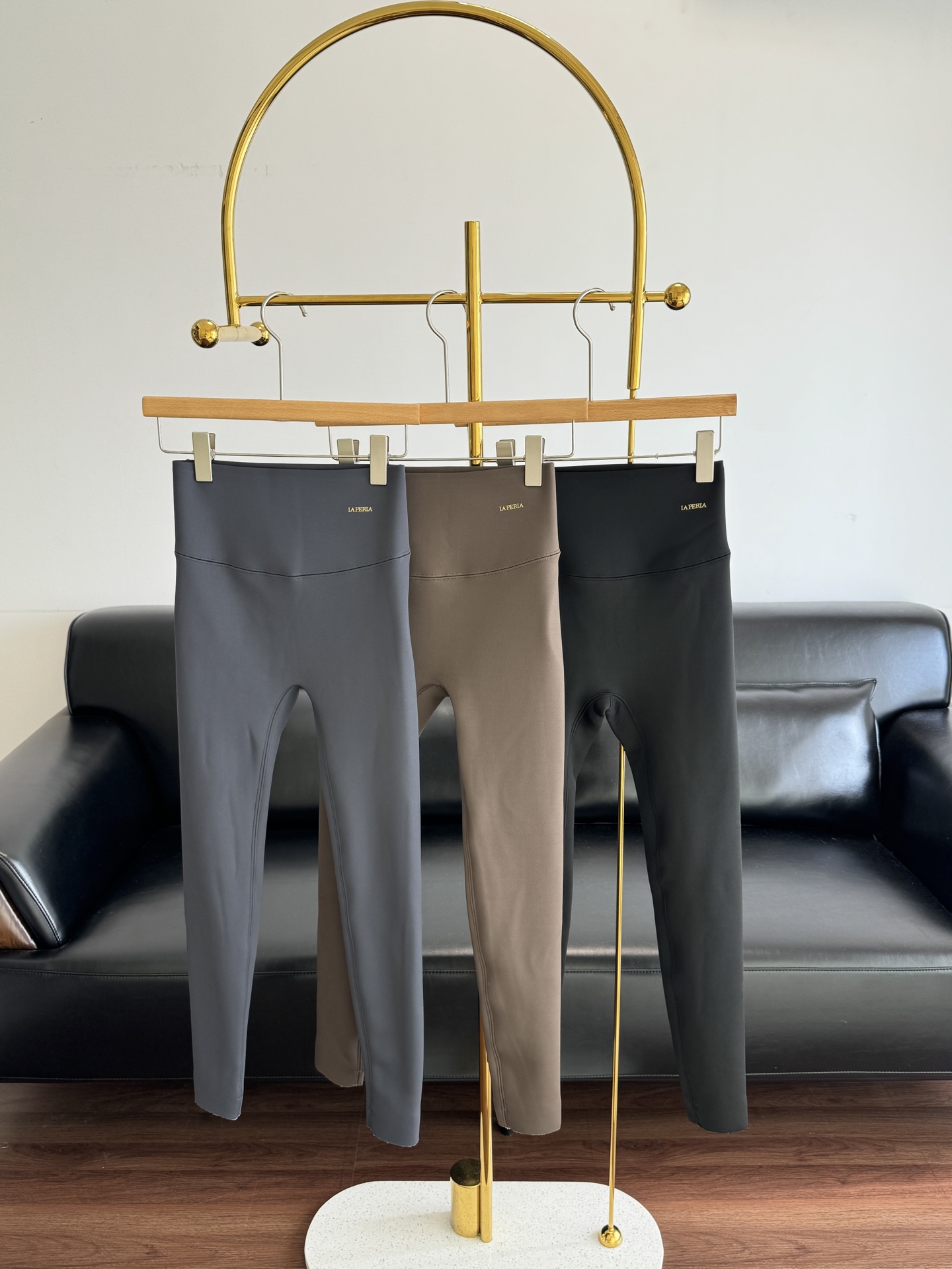 NO:588363,——Latest autumn and winter new technology fabric LAP body shaping thickened velvet shark pants adopt one-piece cutting technology, comfortable to wear, without any sense of restraint. The high-density and high-elastic technology gives the pants super elasticity on all sides, and the upper body is not tight. Whether you are walking, running or sitting for a long time, you will not feel restrained. Six body-sensing technologies, shaping and warmth, and precise shaping at fixed points. The latest black technology fabric, soft, smooth, and sag is what you have been looking for!  Dear friends, the chip of clothing is the fabric, so choose thick velvet pants decisively, huge!  huge!  Extremely warm, no awkward line design in the triangle area, 3D native buttocks, fat accumulation to effectively lift the buttocks, the hip shape is increased by 15 degrees, and the hip line is increased by 3cm. All the interiors are made of seamless craftsmanship, especially friendly for kissers who pay attention to details. Suitable for weather conditions ranging from 0 to 10 degrees below zero (-5 to 10 degrees). Available in three colors: black, gray, and coffee. M code is suitable for 90 to 110 kilograms. L code is suitable for 110 to 125 kilograms. XL code is suitable for 125 to 140 kilograms.  Three color code numbers.,,alexander wang19860909——秋冬新品新科技面料LAP塑身加厚绒鲨鱼裤 采用一体裁剪工艺,穿着舒适,无束缚感 ,高密高弹工艺赋予裤身四面超大弹力,上身不紧绷,无论是走路、跑步还是久坐,都不会感到束缚 六大体感科技,塑形护暖,分区定点精准塑形 最新黑科技面料,柔软,顺滑,垂度就是一直在找的它！亲们,服装的芯片就是面料,裤子果断选它 加厚绒,巨！巨！巨保暖 三角区无尴尬线设计,3D原生翘臀,聚集脂肪有效提臀,臀型提升15度,臀线提升3cm 内里全部无痕工艺,对于细节控的亲亲特别友好 合适0下5度到10度天气（-5～10度） 黑色,灰色,咖色三个色 M码合适90到110斤 L码合适110到125斤 XL码合适125到140斤体重 三个色码数.,,alexander wang,Women's clothing