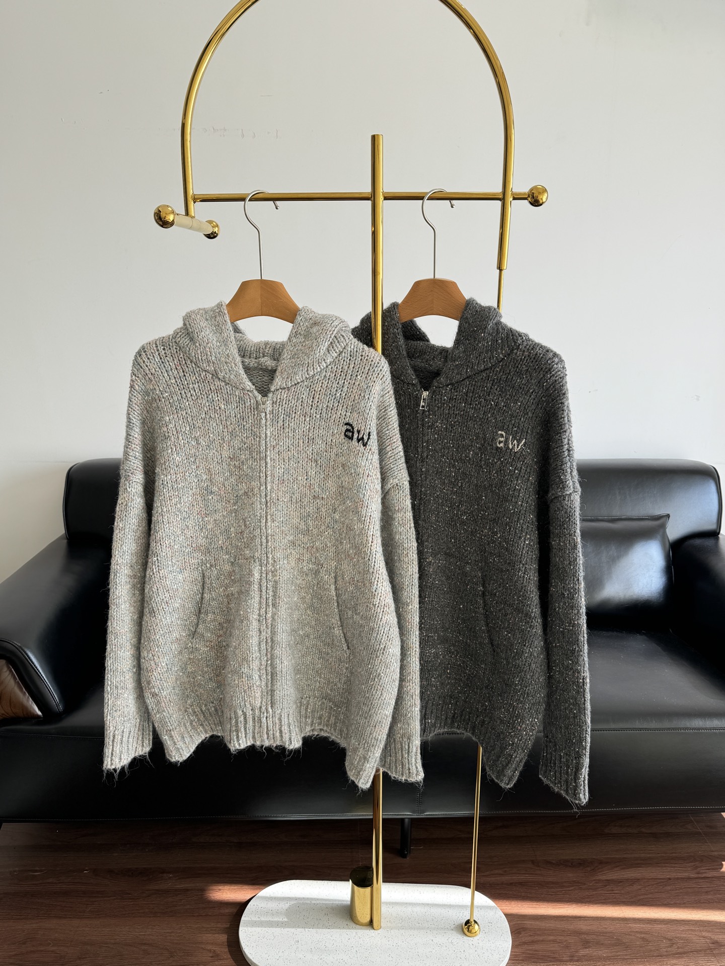 NO:588364,——Dawang-Floral yarn thick needle zipper sweater jacket made of wool and mohair fabric!  Hooded + zipper design, can be opened as a cardigan or zipped up as a sweatshirt. The hood has a 'soft and floppy' feeling, which does not make the head look bigger. It is suitable for various head-shoulder ratios. The loose but not baggy oversize version can be used by both men and women. Color: light gray-dark gray. Size: XS/S-M/L, versace, alexander wang, hoodie, sweatshirts, jackets & coats, sweaters, hats, alexander wang19860909——大王-花纱粗针拉链毛衣外套 采用羊毛马海毛面料！连帽+拉链设计,可敞开当开衫、拉满当卫衣,帽型是“软塌塌”的松弛感,不会显头大,适配各种头肩比 松而不垮的oversize版型,男女都可驾驭 颜色浅灰-深灰 尺码XS/S-M/L,,versace,alexander wang,hoodie,sweatshirts,jackets & coats,sweaters,hats,alexander wang,Women's clothing