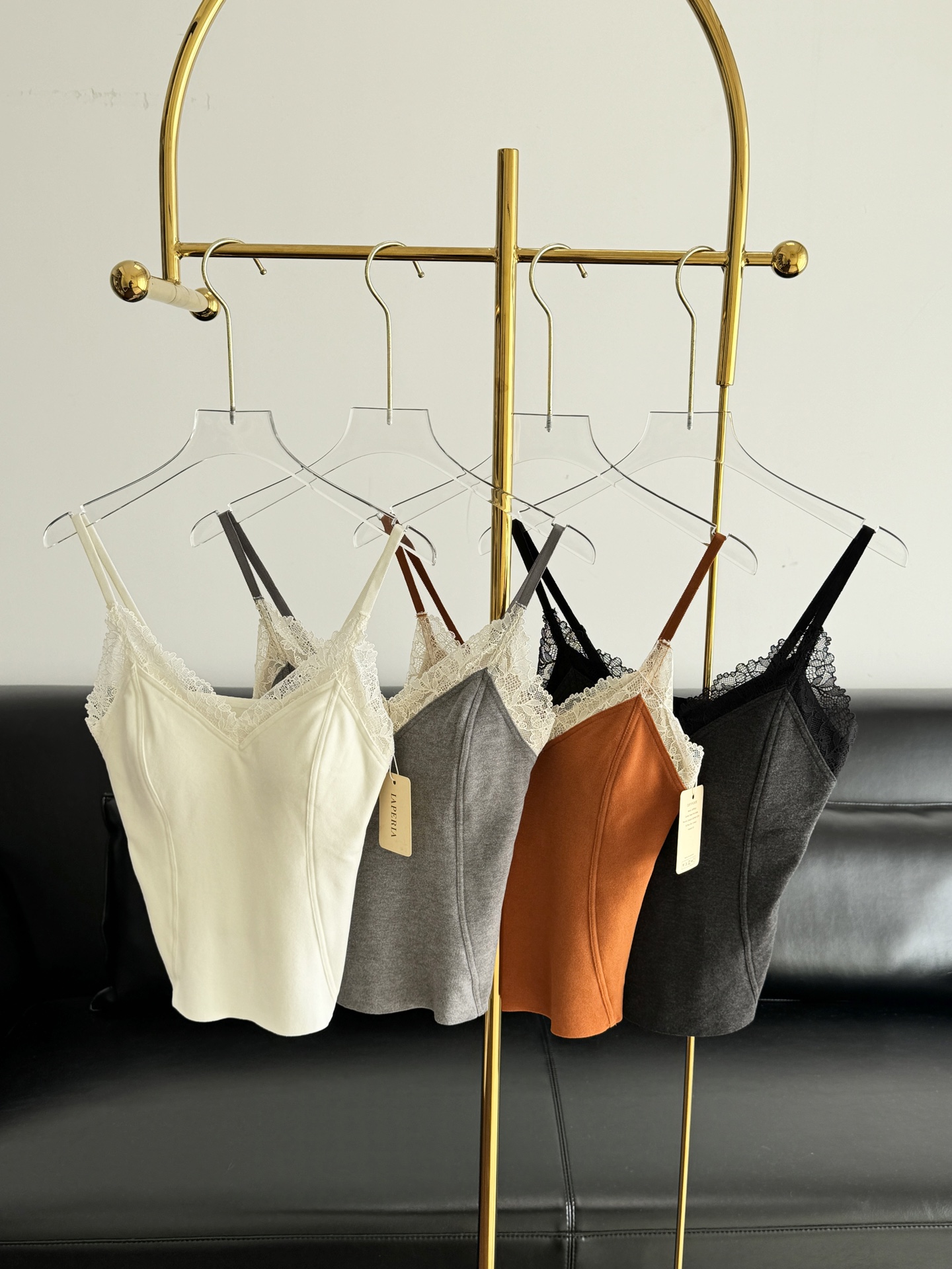 NO:589609,——LP autumn and winter new style brushed thickened lace sexy color-blocking bra and underwear, three-in-one back-beautiful new variety of grass!  This light and luxurious warm velvet camisole is really suitable for autumn and winter wear. The V-neck design shows temperament, and the lace adds a touch of sexiness. It is close-fitting but not tight, warm and comfortable. It feels great when worn inside or outside. Sisters, please try it. Size M/L  Color: linen black, elegant white, medium light gray, warm orange, fixed shoulder strap and adjustable 1cm shoulder strap, loro piana, alexander wang19860909——LP秋冬新款磨毛加厚蕾丝性感拼色文胸内衣 三合一一体式美背 新品种草！这件轻奢暖绒吊带背心真的太适合秋冬穿搭了 V领设计显气质,蕾丝边增添一丝性感  贴身不紧绷,保暖又舒服  内搭外穿都超有感觉,姐妹们快试试 尺码M/L M适合70,75ABC 建议体重81-110斤 L适合80.85ABC 建议体重110-135斤 颜色亚麻黑、优雅白、中浅灰、暖阳橙,肩带固定可调节1cm肩带,,loro piana,alexander wang,Women's clothing