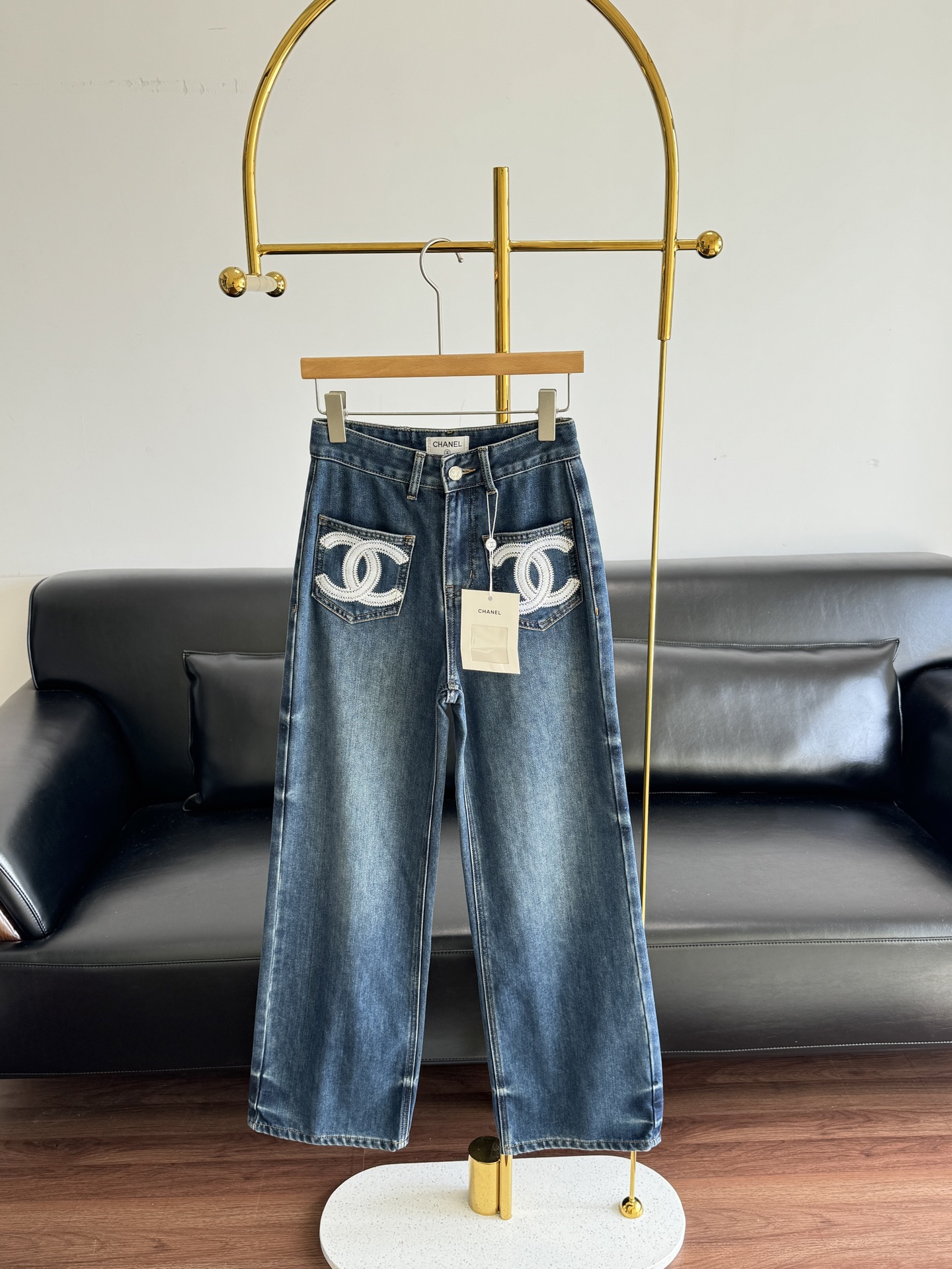 NO:589458,——Chanel Double C embroidered velvet (moderate velvet) jeans are made of classic blue denim with velvet lining!  The straight wide-leg design modifies the shape of the legs and is comfortable. The double-C embroidery is super recognizable and full of brand sense~ Don’t pick your leg shape or body shape!  Whoever wears it will look better, the flesh and fake hip width can be hidden, making you look thinner and taller~ Size 34 36 38,,chanel,jeans,alexander wang19860909——Chanel 双C刺绣加绒(适中绒)牛仔裤 选用经典蓝色牛仔布内里加绒！直筒阔腿设计,修饰腿型又舒适.双C刺绣超有辨识度,品牌感满满～ 不挑腿型 不挑身材！谁穿谁好看,肉肉和假胯宽都能藏住,显瘦又显高～ 码数34 36 38,,chanel,jeans,alexander wang,Women's clothing