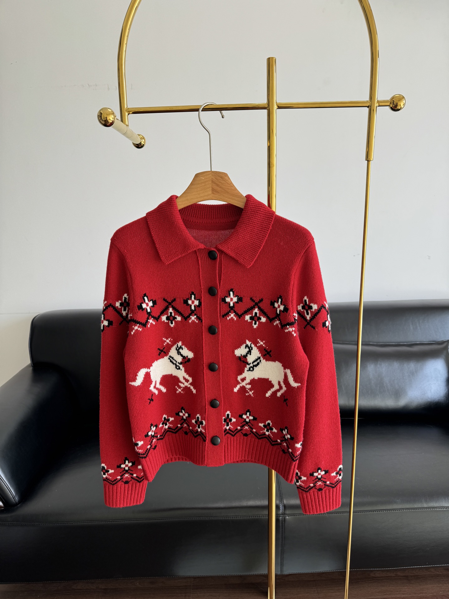 NO:589492,——ERDOS Fair Isle wool cardigan, retro lapel + exquisite jacquard, wool!  The sense of high-end is perfectly blended with the pony pattern, which conveys the beautiful meaning of immediate success~ It really makes people fall in love with it at first sight!  The upper body is stunning, showing the elegance and gentleness of women. Size sml,,alexander wang19860909——ERDOS 费尔岛羊毛开衫 复古翻领+精致提花,羊毛！高级感融合得恰到好处融合小马图案,马到成功的美好寓意～真的让人一眼就爱上！上身绝了,尽显女性优雅与温柔 码数sml,,alexander wang,Women's clothing