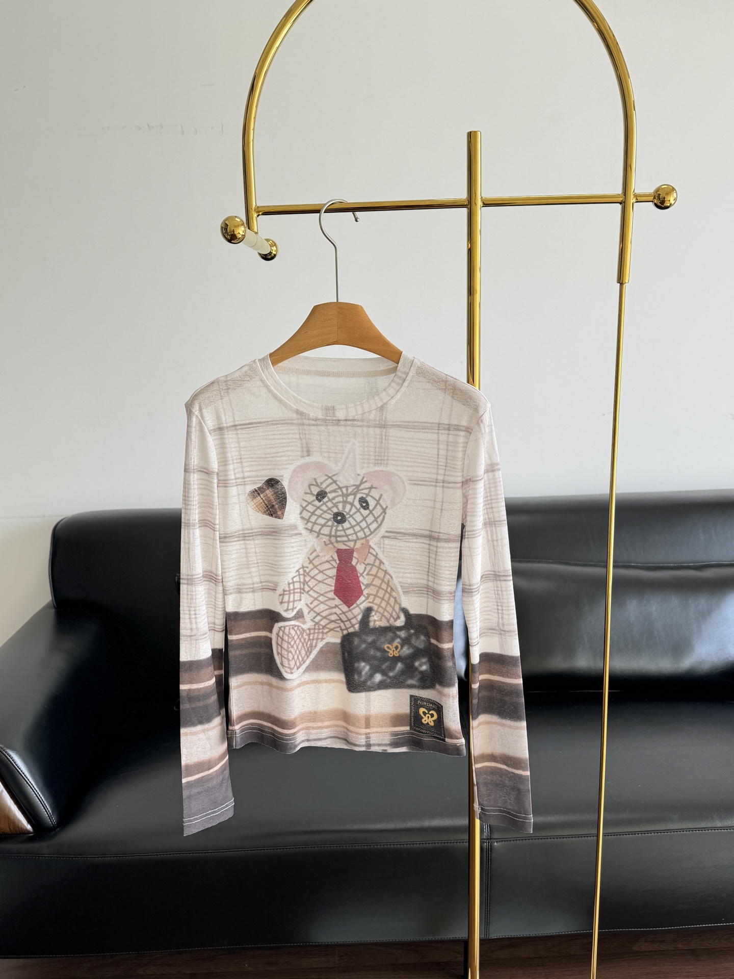 NO:589621,——FORDARE bear bottoming shirt is made of soft cotton fabric, comfortable and skin-friendly. The front bear pattern + plaid design is retro and playful, and has a French lazy atmosphere. The sweet-cool balance color collision is super artistic, and ordinary people can also wear it to look like a blogger! It looks great with jeans or skirts, size sml, skirts, jeans, alexander wang19860909——FORDARE小熊打底衫 柔软棉质面料,穿着舒适亲肤.正面小熊图案+格纹设计,复古又俏皮,法式慵懒氛围感拉满计.甜酷平衡色彩碰撞超有艺术感,普通人也能穿出博主感! 搭配牛仔裤或半身裙都很出彩, 码数sml,,skirts,jeans,alexander wang,Women's clothing