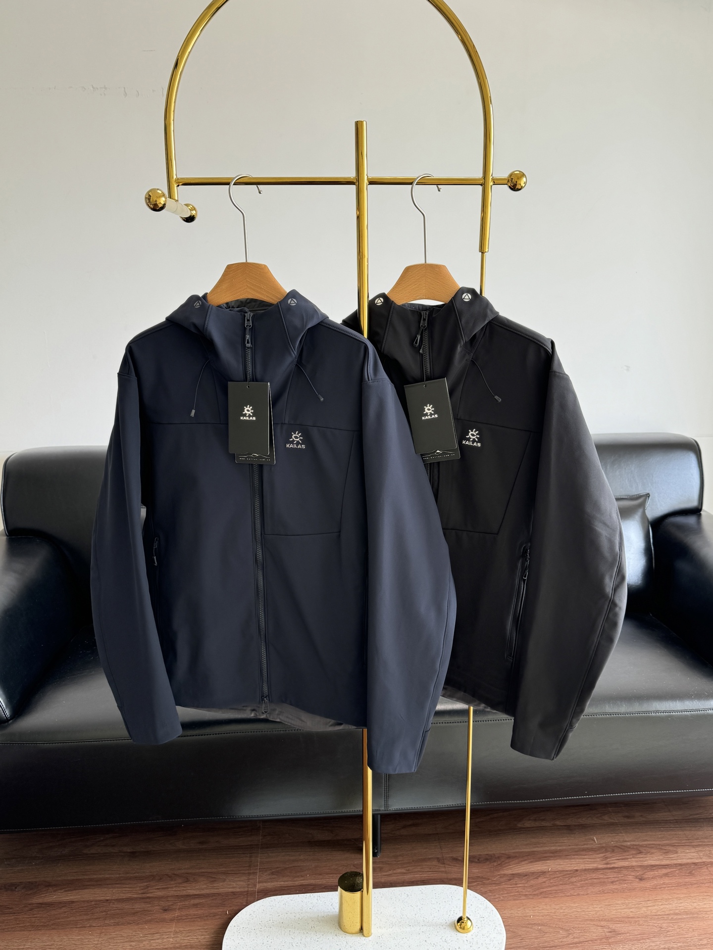 NO:589475,——Kaile Stone Velvet Soft Shell Hooded Jacket This is a high-performance soft shell designed for ice climbing and mid-to-high-altitude mountaineering, and is also compatible with urban scenes. It is windproof, water-resistant, warm, highly breathable, and sports-extensible. It is windproof, splash-proof, and warm. The combination of a 3D hood and a high collar provides better protection for the neck and face area, avoiding the intrusion of cold wind. The fabric is light and elastic, stretchable, comfortable, and free of movement.  Professional three-dimensional tailoring, horseshoe sleeve design, suitable for commuting, suitable for outdoor use. Size m-xxl, blue, black, jackets & coats, hats, alexander wang19860909——凯乐石 加绒软壳连帽外套 这是一件为攀冰运动和中高海拔德步登山设计,同时兼容都市场景的高性能软壳,兼备防风抗水保暖,高透汽,运动延展属性.防风防泼保暖 3D风帽十加高帽领结合,同时提供更好地防护脖颈及脸部区域,避免冷风灌入 面料轻盈富有弹性,弹力舒适,活动自如 专业立体裁剪,马蹄袖设计,可通勤,可户外 码数m-xxl 蓝色 黑色,,jackets & coats,hats,alexander wang,Women's clothing