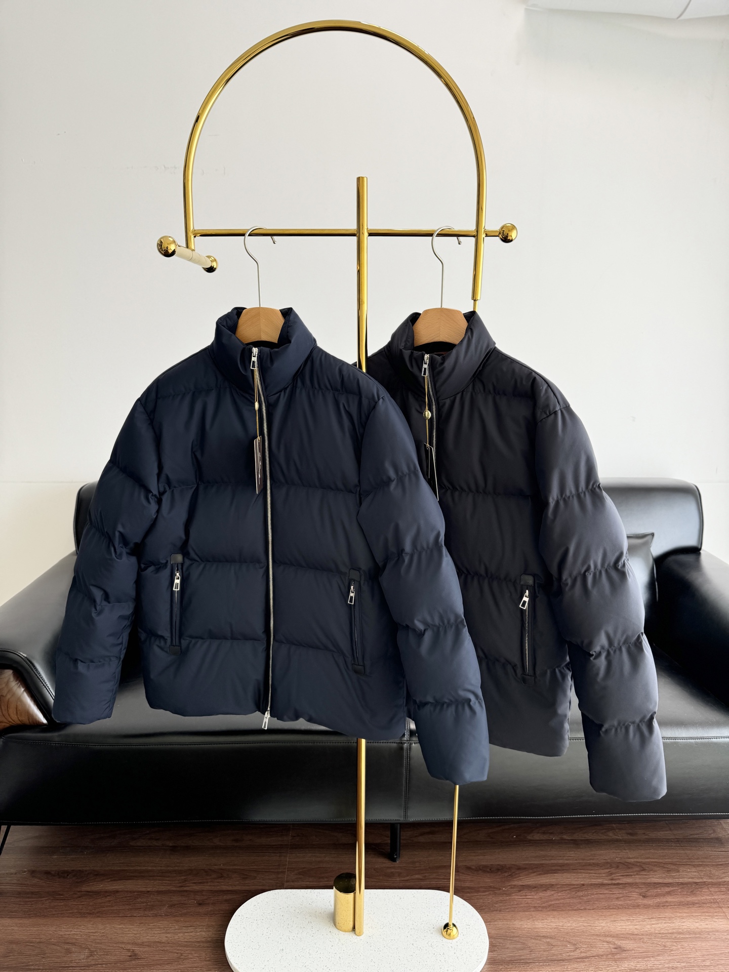 NO:589506,Comes with dust bag - Loro Piana men's stand-up collar down jacket Loro Piana 'King's Gift' series men's down jacket, simple design stand-up collar windproof, quilting technology to evenly distribute down, perfect warmth retention. High-quality 90 goose down filling, light and warm, suitable for winter commuting or outdoor activities. Details include zipper pockets and brand logo, low-key luxury, full of Italian craftsmanship. It goes well with casual pants or business attire, practical and enhances the quality of the outfit!  Size s-xxl blue black, loro piana, down jacket, alexander wang19860909配防尘袋——Loro Piana 男士立领羽绒服 Loro Piana“国王的礼物”系列男士羽绒服,简约设计立领防风,绗缝工艺让羽绒分布均匀,保暖力满分.高品质90鹅绒填充,轻盈又暖和,适合冬季通勤或户外活动.细节有拉链口袋和品牌标识,低调奢华,意大利工艺质感拉满.搭配休闲裤或商务装都很出彩,实用又提升穿搭质感! 码数s-xxl 蓝色 黑色,,loro piana,down jacket,alexander wang,Women's clothing