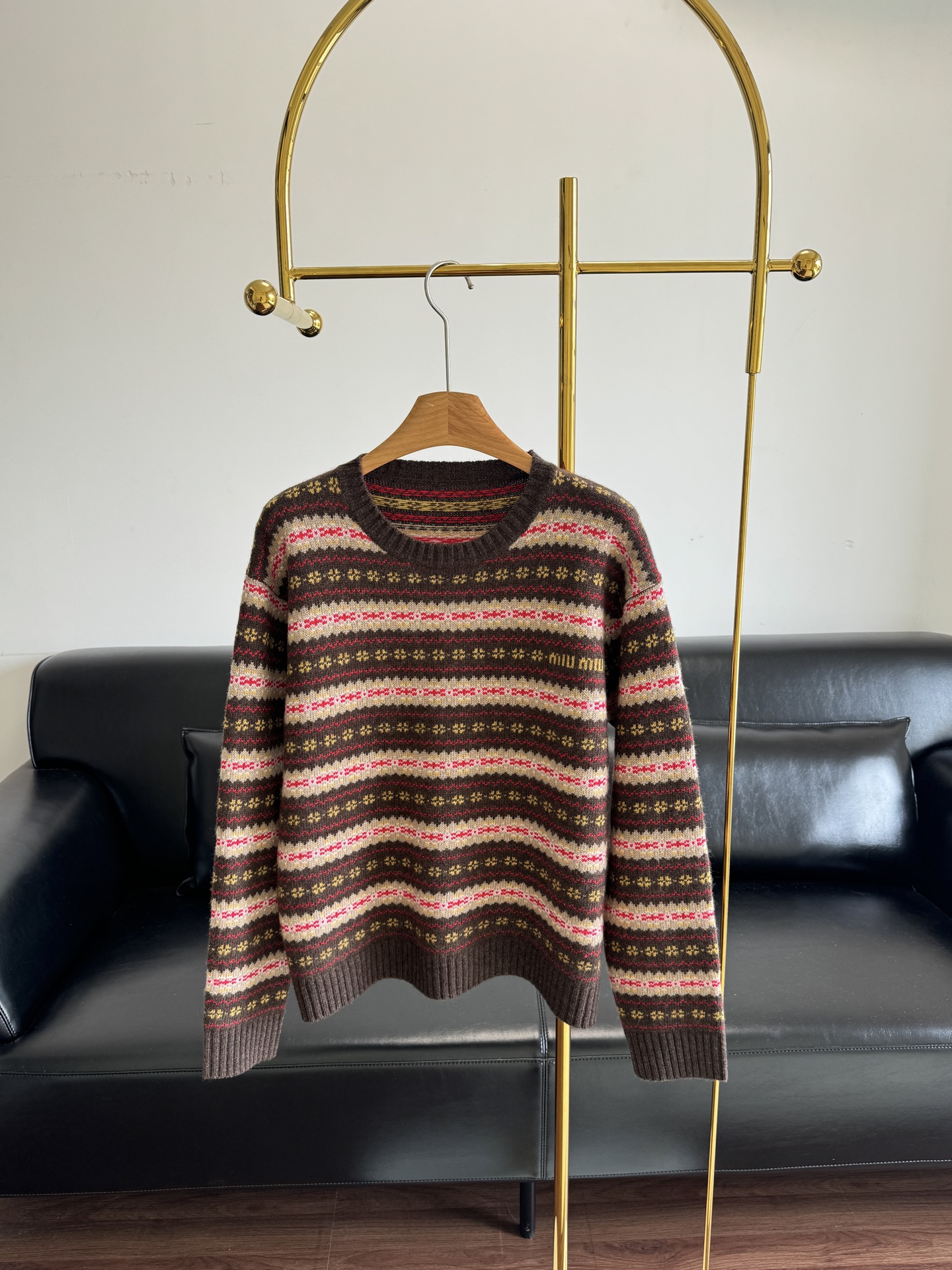 NO:590889,——miumiu Fair Isle crew neck knitted sweater Super classic Fair Isle pattern, round neck design. The fabric is made of wool, which feels soft and feels safe. The Fair Isle pattern is not an exaggerated retro style. It looks like an autumn oil painting from a distance, with a round neck design. Its simple version is tolerant and can be worn as an inner wear or as an outer wear. Whether it is paired with a pair of high-waisted jeans or a skirt, the upper body is lazy and fashionable~  Size S-M-L,,miumiu,skirts,jeans,sweaters,alexander wang19860909——miumiu 费尔岛圆领针织毛衣 超级经典的费尔岛图案,圆领设计 面料选用羊毛面料摸起来软乎乎的,安全感拉满 费尔岛图案不是那种狠夸张的复古风 远远看着就像一幅秋天的油画,搭配圆领设计 它简约的版型包容性好,既能作为内搭,又能单独外穿 无论是配一条高腰牛仔裤或者半身裙,上身慵懒又不失时尚感~ 尺寸S-M-L,,miumiu,skirts,jeans,sweaters,alexander wang,Women's clothing