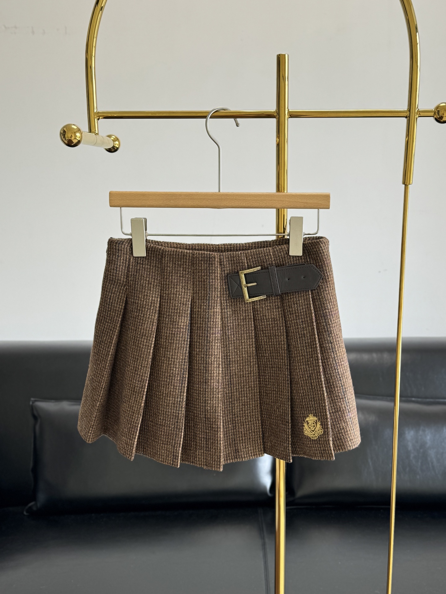 NO:590896,——Teenie Weenie Plaid Woolen Pleated Skirt Teenie Weenie's brown plaid pleated skirt is full of retro college style. The wool blend material is soft and warm. It is very suitable for autumn and winter! The high-waisted A-line version + leather belt modifies the waistline and has a sense of layering. Perfect details ~ Pair it with a short jacket or knitted cardigan, you can easily wear cool or college style, and it is OK for commuting and leisure! Same style as Zhao Lusi, size sml, skirts, jackets &  coats,alexander wang19860909——Teenie Weenie 格纹毛呢百褶裙 Teenie Weenie这款棕色格纹百褶裙,复古学院风满满,羊毛混纺材质柔软又保暖,秋冬穿超合适!高腰A字版型+皮质腰带,修饰腰线还很有层次感计.细节满分~搭配短外套或针织开衫,甜酷 or学院风都能轻松拿捏,通勤休闲都OK!赵露思同款, 码数sml,,skirts,jackets & coats,alexander wang,Women's clothing