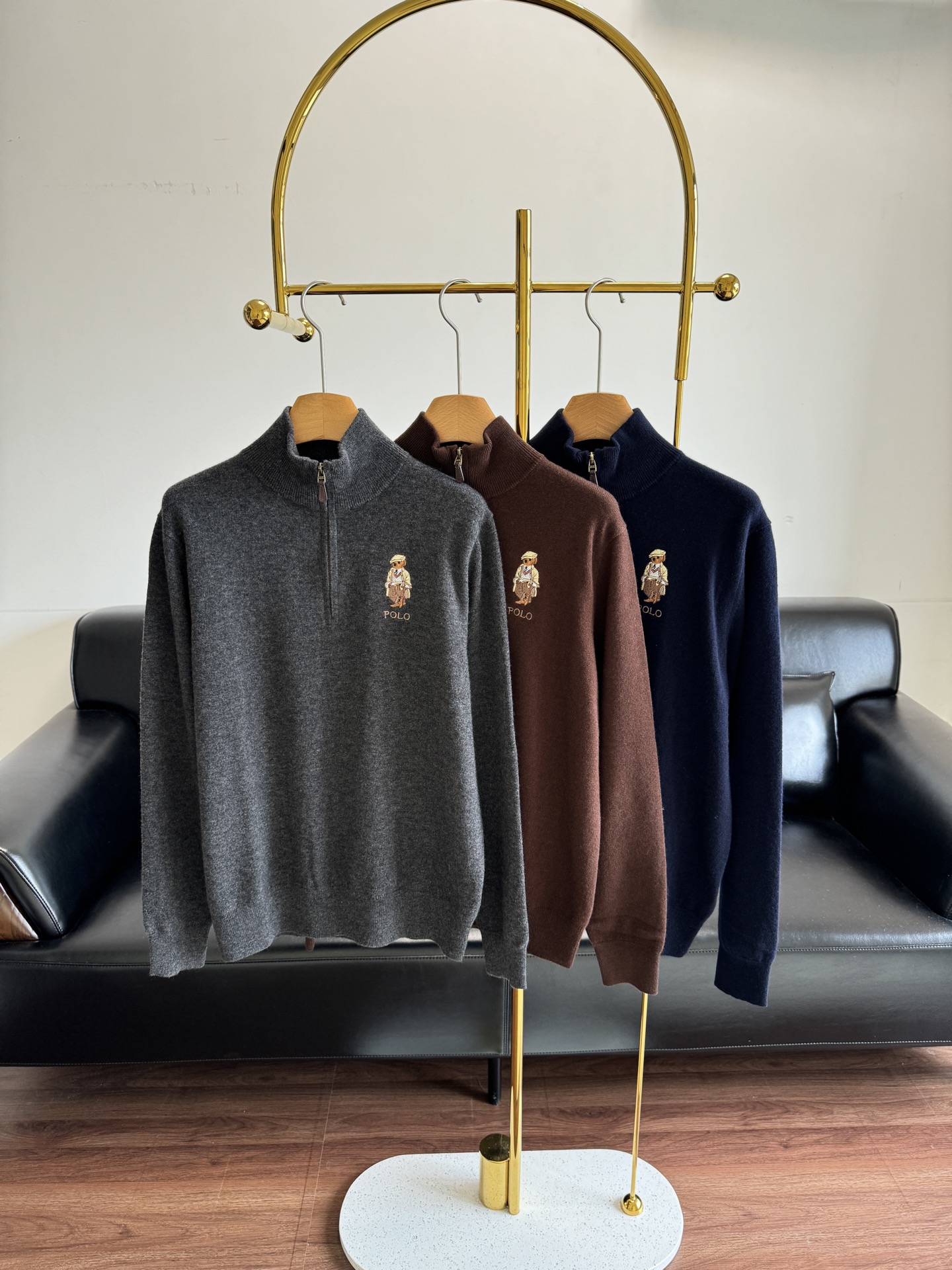 NO:590885,——ralphlauren/Ralph Lauren men’s half-zip sweater. The retro half-zip is really, really tasteful. It gives you a relaxed feeling and looks good!  !  Made from wool!  Half-zipper design, the collar can be used as a stand-up collar or turned down, so you can easily get two styles~, and it doesn’t take any effort to match!  It’s easy to match, just a pair of simple jeans will do. A simple set will make you look neat and look good, and it’s also very warm!  Size S-xl gray navy blue brown, loro piana,jeans,alexander wang19860909——ralphlauren/拉夫劳伦 男款半拉链针织衫 复古的半拉链 真的真的太有品味穿上身就是一整个松弛感拿捏好看！！ 采用羊毛！半拉链设计,领子既可以做立领又可以翻下来,轻松get两种风格~,搭配上一点也不花心思！很容易搭配,一条简单的牛仔裤就行简简单单一套就很利落好看,保暖度又很够！ 码数S-xl 灰色 藏蓝色 咖色,,loro piana,jeans,alexander wang,Women's clothing