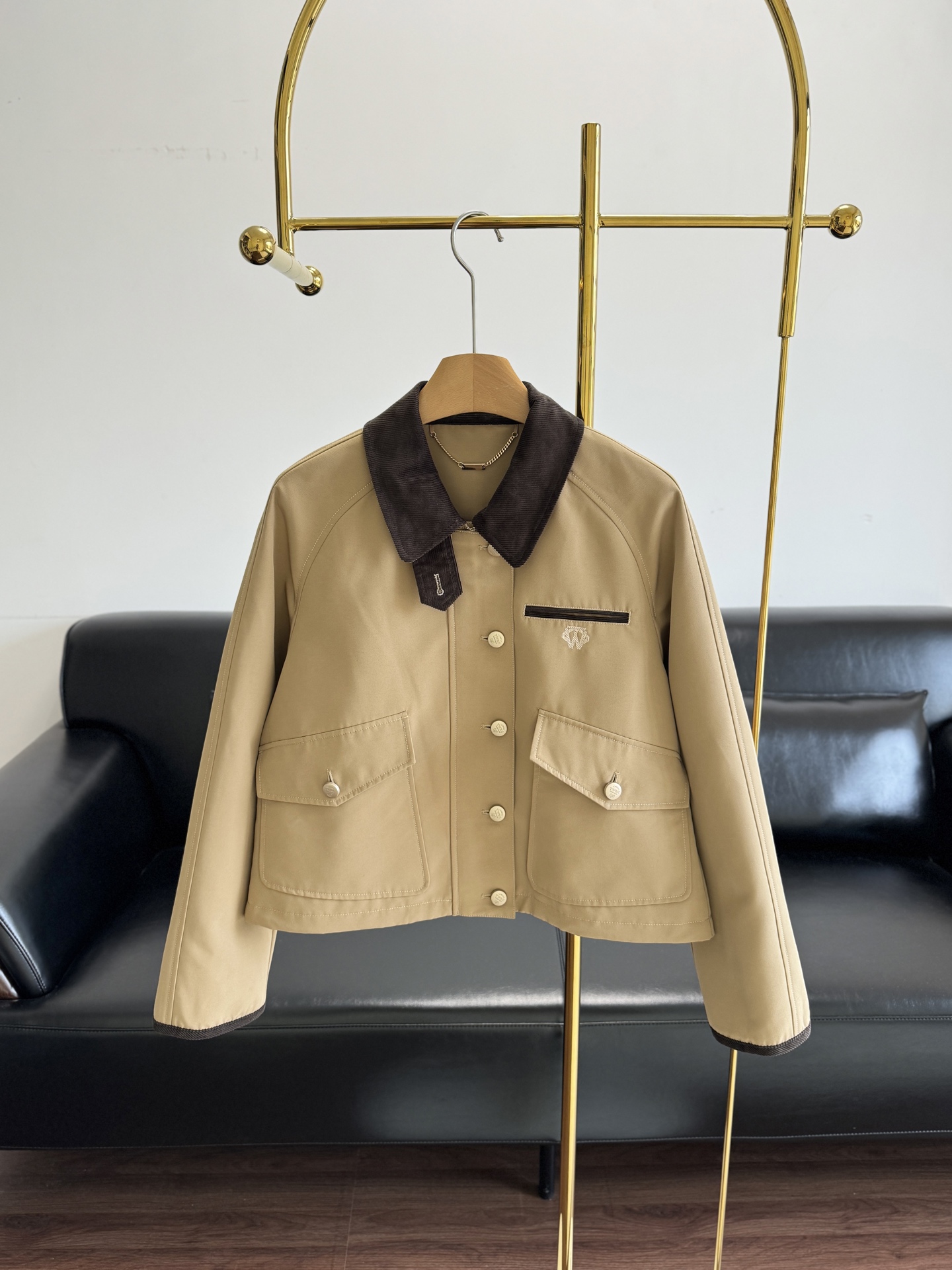 NO:590902,——Teenie Weenie khaki work jacket has a retro short design, contrasting corduroy lapels and cuffs, and is full of layers! Metal buttons + chest work pockets are practical and detailed, and the brand embroidery is super exquisite. The fabric is crisp, suitable for early autumn wear, and the short cut optimizes body proportions. It goes well with high-waisted pants or pleated skirts. You can switch between sweet and cool or college style at will~ It can be easily used for daily commuting and casual outings. It is a must-have item for autumn and winter.  Size sml,,skirts,jackets & coats,alexander wang19860909——Teenie Weenie卡其色工装外套 复古短款设计,撞色灯芯绒翻领+袖口,层次感满满!金属纽扣+胸前工装口袋,实用又有细节感,品牌刺绣超精致.面料挺括,适合早秋穿搭,短款剪裁优化身材比例,搭配高腰裤或百褶裙都很出彩,甜酷or学院风随心切换~日常通勤、休闲出街都能轻松驾驭,是秋冬百搭必备单品 码数sml,,skirts,jackets & coats,alexander wang,Women's clothing