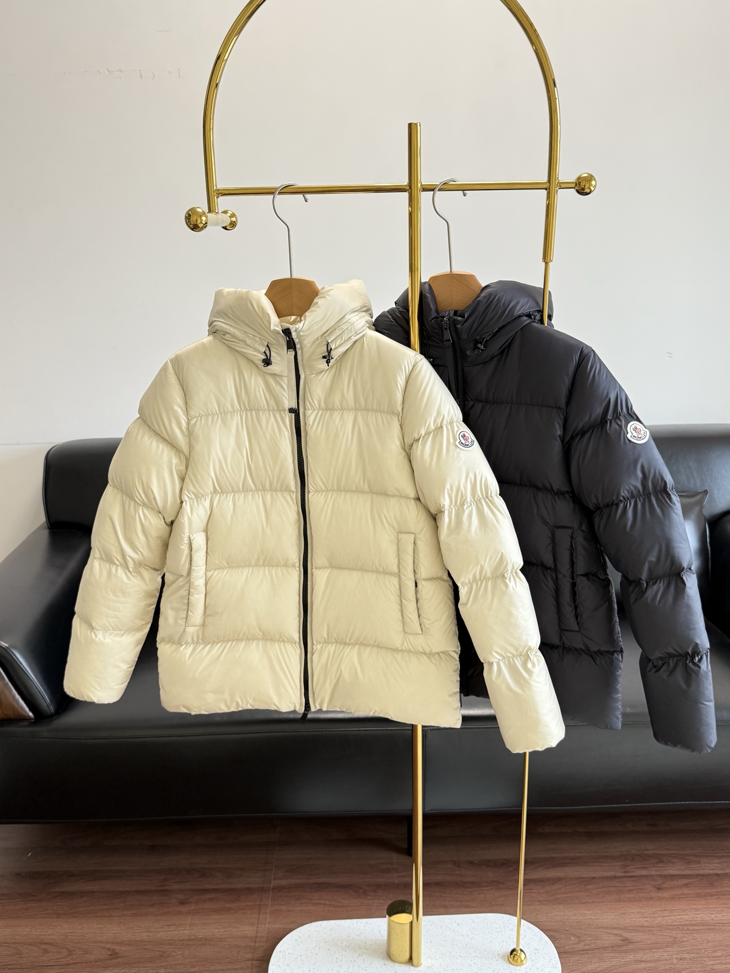 NO:590908,Comes with dust bag - Moncler Seritte black short down jacket. The Moncler series down jacket can be so slim and fashionable!  Completely breaking the stereotype of 'thick and bulky'. The shape is absolutely neat and the outline is super rich. You can tell it is a good thing when you touch it. What you see is what you get. 90 duck down!  It keeps you warm and is super warm in the cold wind. It can also be worn with a high-end feel. You really don’t have to worry about matching with it in autumn and winter. Size 0 1 2 3,, down jacket, alexander wang19860909配防尘袋——Moncler Seritte黑色短款羽绒服 Moncler 系列羽绒服居然能这么显瘦又时髦！ 完全打破“厚肿笨重”的刻板印象 版型绝了利落轮廓超藏肉 上手摸就知道是好东西,所见即所得 90鸭绒！保暖不将就寒风里裹着超暖和,还能穿出高级感,秋冬有它真的不用纠结搭配 码数0 1 2 3,,down jacket,alexander wang,Women's clothing