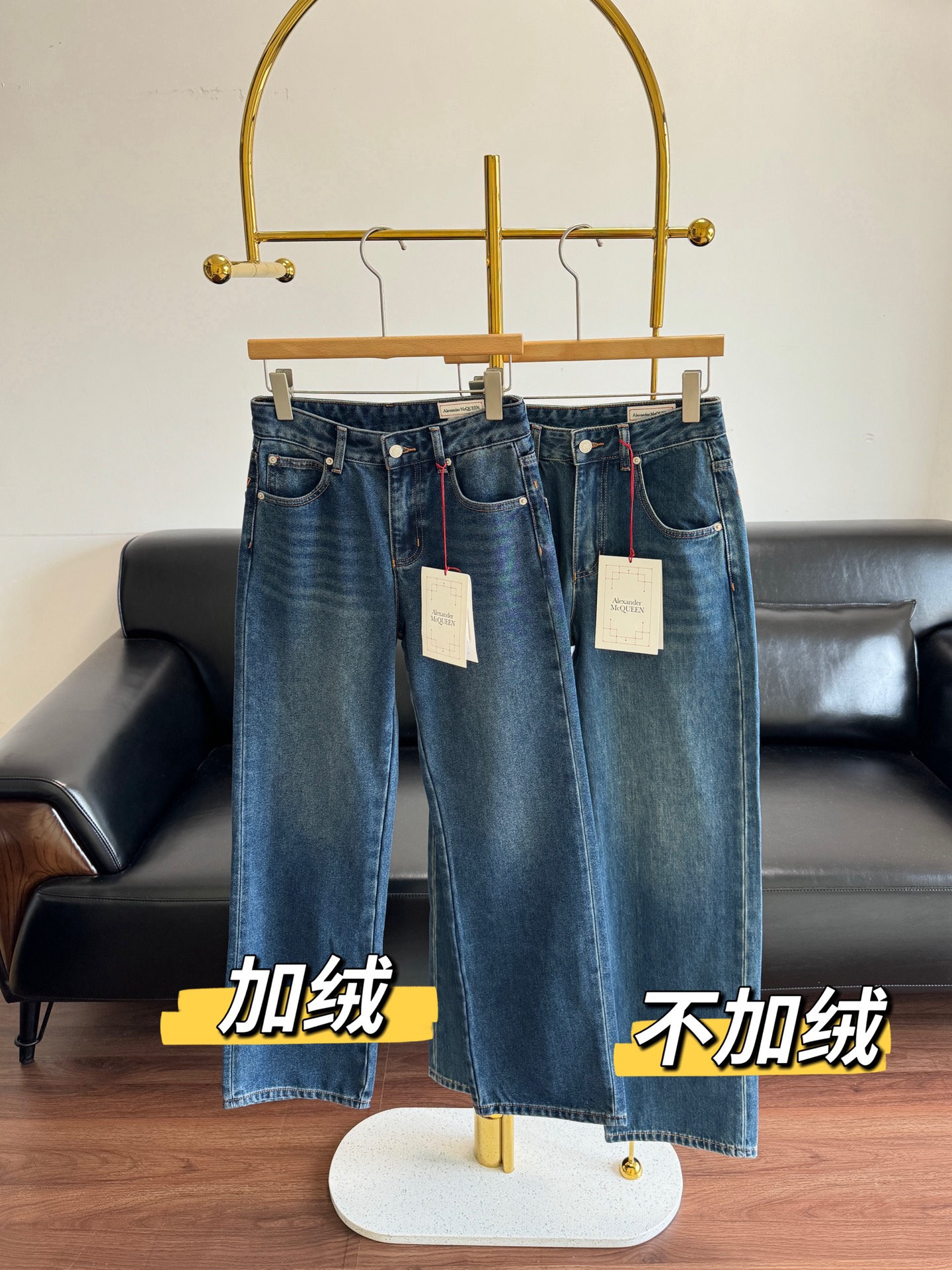 NO:590893,With velvet but not velvet, King McQueen Leather Label Straight Jeans. Customized leather label ultra-high-end washed blue straight jeans. Straight-leg version. High waist and slimming. You will fall in love with it at first sight!  Customized high-end denim fabric, super malleable and easy to wear!  The high-density fabric has high color and is not easy to fade. The jeans have a good quality and are durable and not easy to deform!  Hardware accessories mold opening, casual and versatile classics that will never go out of style. You must keep a pair of jeans. They are so good-looking! No matter what leg shape is not straight, it is completely ok. If the legs are not straight, thick calves are a blessing. See for yourselves, even a small person looks taller!  Super nice!  Code number 25-30,,alexander mcqueen,alexander wang,jeans,alexander wang19860909加绒不加绒 大王麦昆 皮标直筒牛仔裤 定制皮牌超高级的洗水蓝色直筒牛仔裤 直筒版型 高腰显瘦一眼就爱上！ 定制了高端牛仔面料,延展性超强,超好穿！高密度的面料,色泽度高不易掉色,牛仔裤的品质感很好,耐穿耐磨不易变形！五金配件开模 休闲百搭经典万年不过时 一定要留的一款牛仔裤 太好看了!什么腿型不直,完全都ok 腿不直小腿粗更是福音般的存在 你们自己看,真的小个子都显高！超nice！ 码数25-30,,alexander mcqueen,alexander wang,jeans,alexander wang,Women's clothing