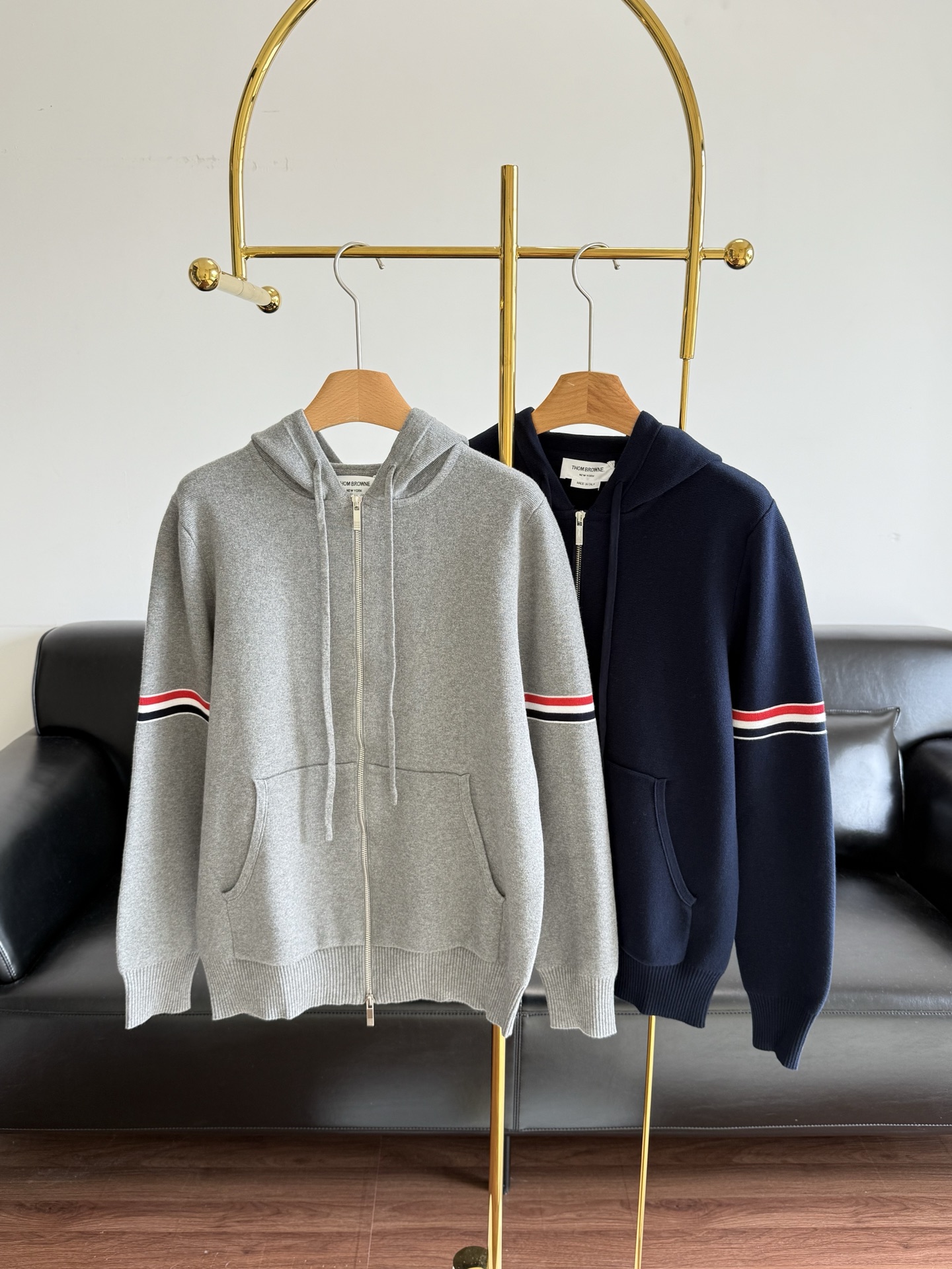 NO:591352,——Thom Borwne zippered loose hooded sweatshirt made of pure cotton!  Hooded design, comfortable and comfortable. The hooded jacket has a loose and lazy feel, which is very suitable whether you are out on the street or at home. It is soft and very comfortable. The loose version is very tolerant to the figure, and the upper body version is more like a sporty casual temperament. It is not picky and slim, and the contrasting stripes add a sense of design to the whole. It is simple and not simple. Size s-xl Gray Navy blue, hoodie, sweatshirts, jackets &  coats,hats,alexander wang19860909——Thom Borwne 拉链宽松连帽卫衣 纯棉面料！连帽设计,舒服感炒鸡好的连帽外套带一点宽松的慵懒感,不管是平时出街还是居家都狠合适滴.柔软度又很舒服 宽松的版型对身材还是狠有包容性的,上身版型比较像运动感十足的休闲气质狠足哦.不挑人,显瘦不在话下,撞色条纹为整体增添设计感,简约不简单 码数s-xl 灰色 藏蓝色,,hoodie,sweatshirts,jackets & coats,hats,alexander wang,Women's clothing