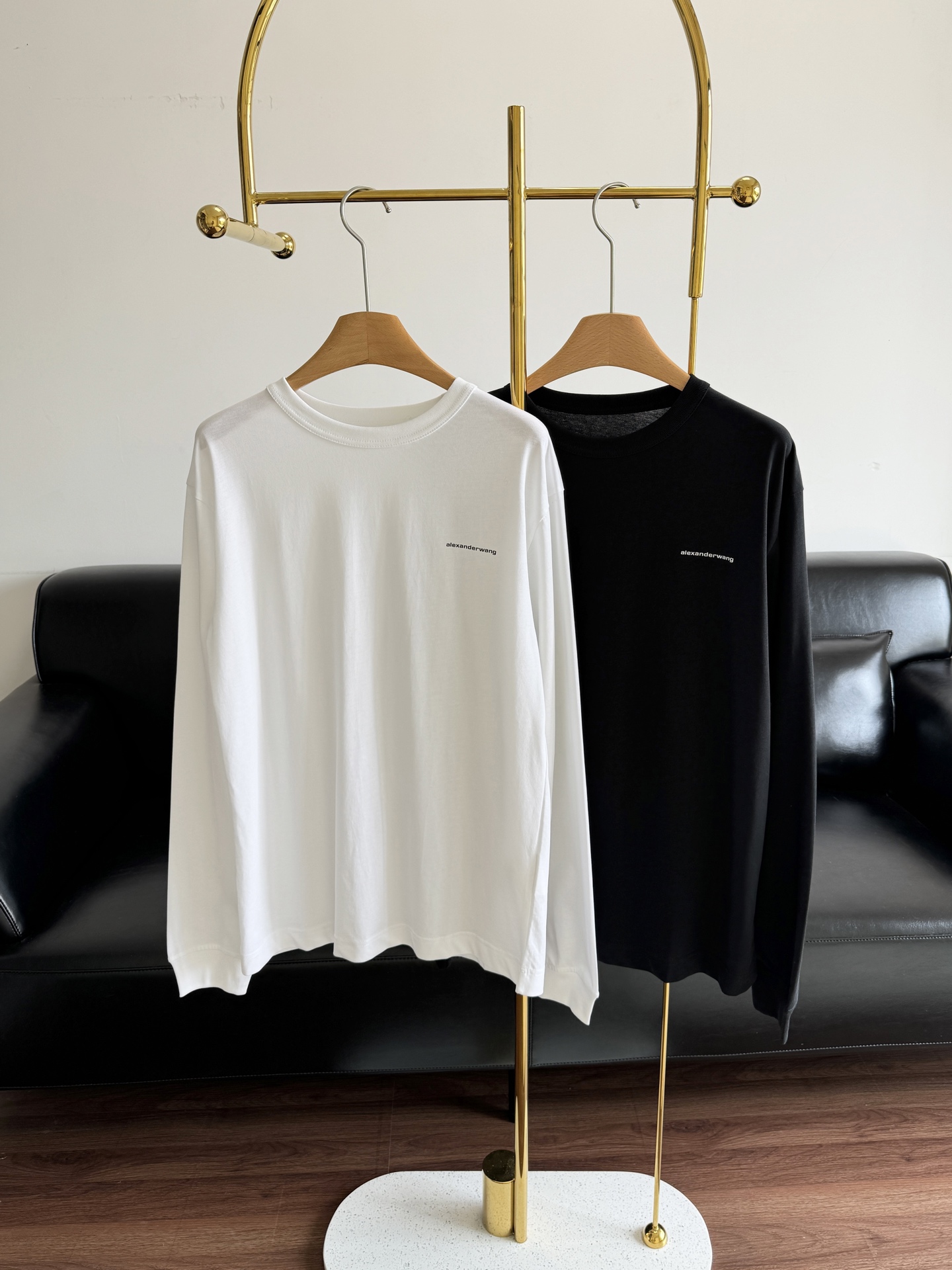 NO:591336,——alexanderwang Alexander Wang's new early autumn letter logo long sleeves are simple and basic!  The pattern is very flattering, so you won’t have to choose anyone to wear it!  This simple style really looks good with any pants!  The fabric is pure cotton!  The fabric is soft and delicate, and the chest is decorated with the 'alexande*wang newyork' printed brand logo~ The loose round neck is tailored to suit your body shape! It can be worn by men and women alone or layered, and the inner wear is very good~ It is a basic item that meets the daily look and is fashionable as a couple's outfit. It also looks good as a couple~ Size sml white black,,alexander wang,alexander wang19860909——alexanderwang亚历山大王 早秋新品字母标志长袖 简约基础款！版型很讨喜,不挑人穿哦！这种简约款真的随便搭配个什么裤装都好好看！ 面料是纯棉！面料柔软细腻, 胸前饰有“alexande*wang newyork印花品牌标志点缀～ 宽松圆领版型剪裁不挑身形！ 男女穿不管单穿叠穿 内搭都非常不错~ 既满足日常look搭配又时髦的基础单品作为情侣装也是敲好看的鸭~ 码数sml 白色 黑色,,alexander wang,alexander wang,Women's clothing