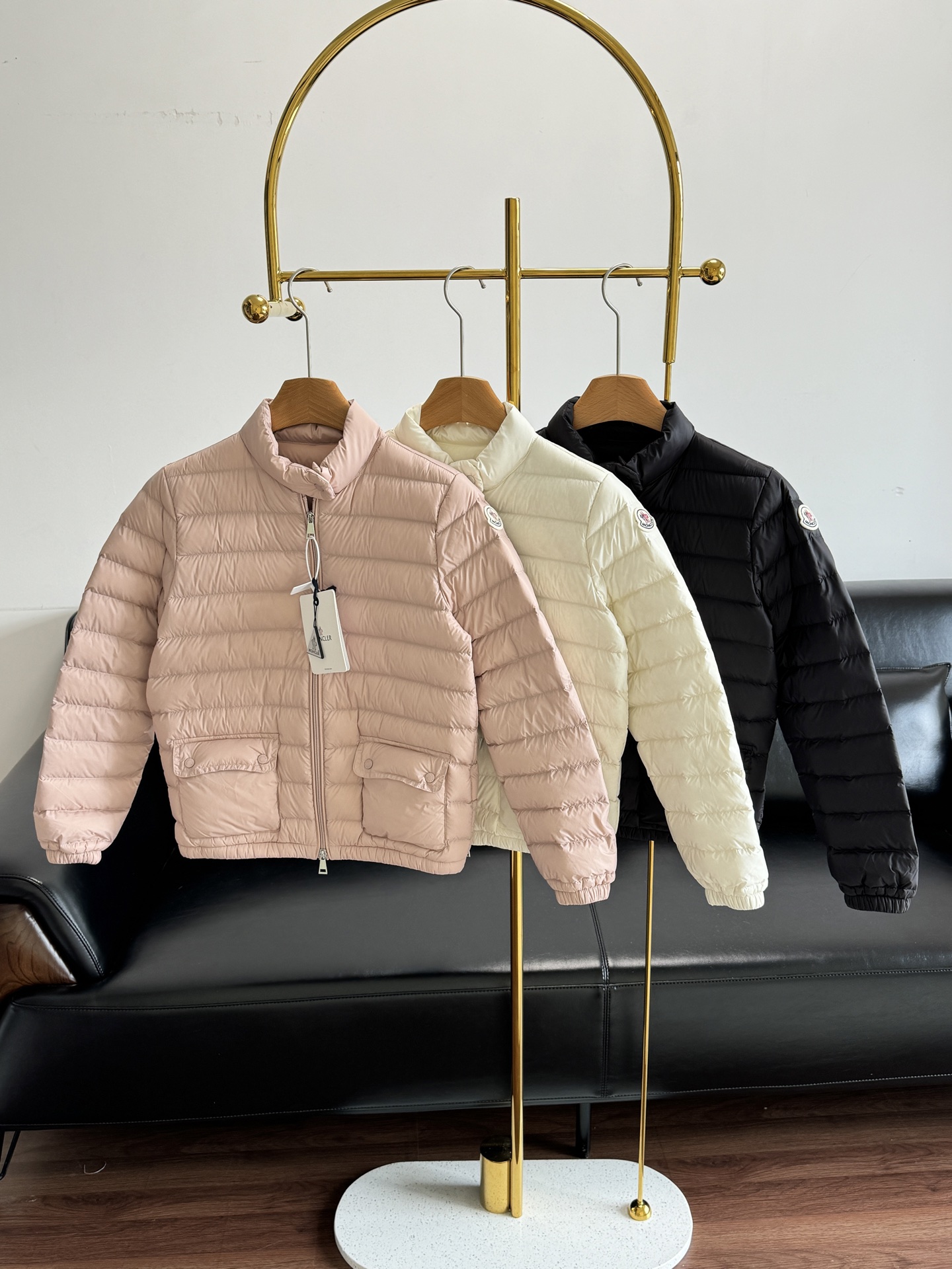 NO:591358,Comes with a dust bag - Moncler Lans light down jacket. The winter atmosphere is given by the mask. The warmth is very good. It is the kind that looks nice and warm when worn casually. It is very suitable for commuting, shopping, and dating. You can simply wear it as a base layer underneath!  90 duck down!  Lightweight and warm, size 1 2 3 4 5 pink, off-white, black, Moncler, down jacket, alexander wang19860909配防尘袋——Moncler Lans轻薄羽绒服 冬天的氛围感是蒙口给的 保暖性贼到位,是那种随便一穿就好好看暖暖糯糯的 太适合通勤,逛街,约会,里面简单一件打底就！ 90鸭绒！轻便保暖 码数1 2 3 4 5 粉色 米白 黑色,,Moncler,down jacket,alexander wang,Women's clothing