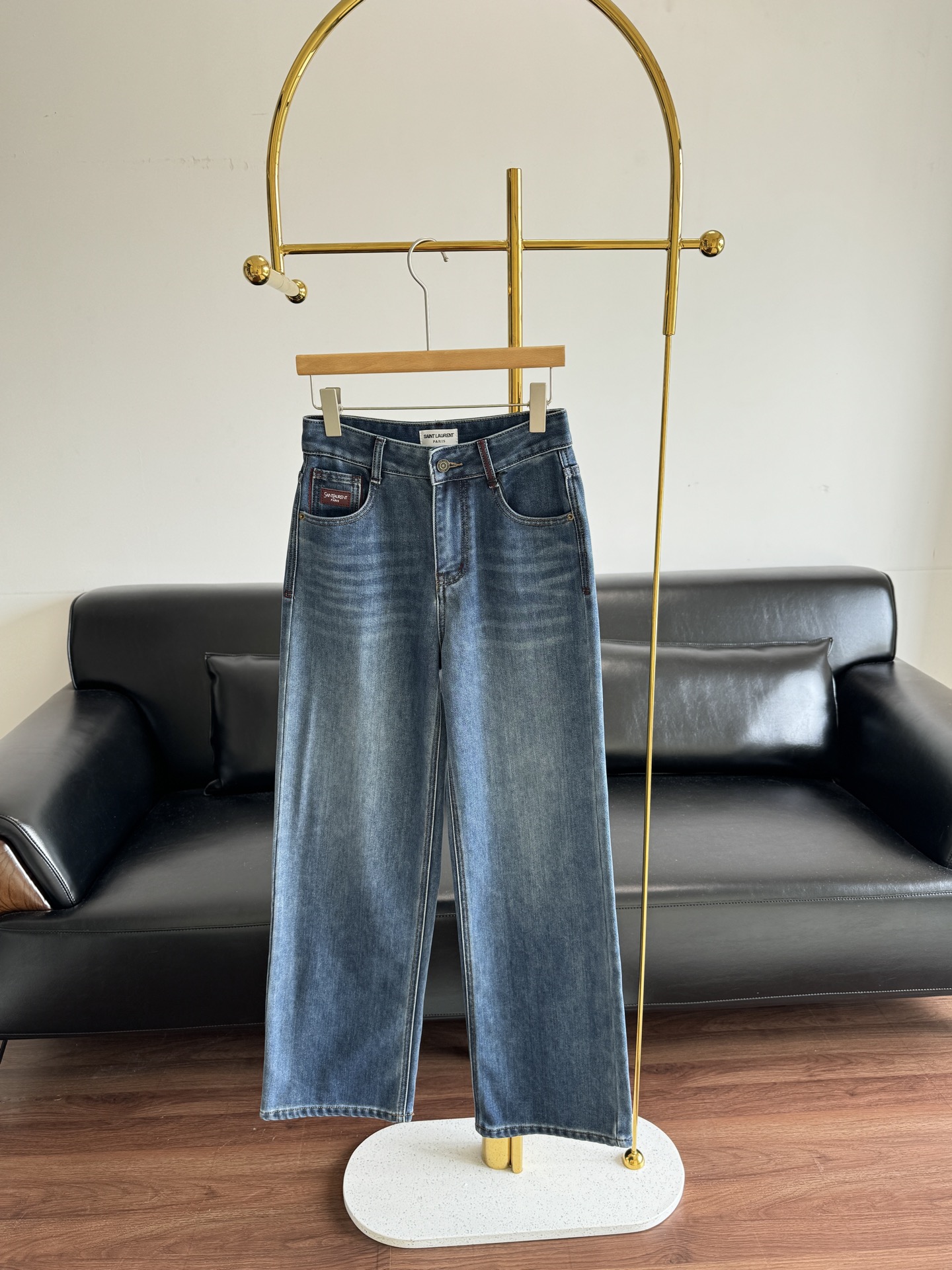 NO:591342,——ysl straight-leg leather label plus velvet (thin velvet) jeans, milk cotton fabric, really highly recommended jeans!  !  The shape is simple and beautiful. The simpler the jeans, the better the shape and the more durable they are!  Straight-leg jeans are full of hidden meat buffs!  The hips are wide and the legs are thick and completely invisible. The high-waist design elongates the proportions of the breasts. It looks great with any outfit. Size sml, saint laurent, jeans, alexander wang19860909——ysl 直筒皮标加绒(薄绒)牛仔裤 牛奶棉面料 真的是强烈推荐的牛仔裤！！版型简单又好看,这种越简单的牛仔 裤型越好,越耐穿！直筒牛仔裤藏肉buff叠满！胯宽腿粗全隐形,高腰设计悄咪咪拉长比例,随便一搭就很出片耶 码数sml,,saint laurent,jeans,alexander wang,Women's clothing