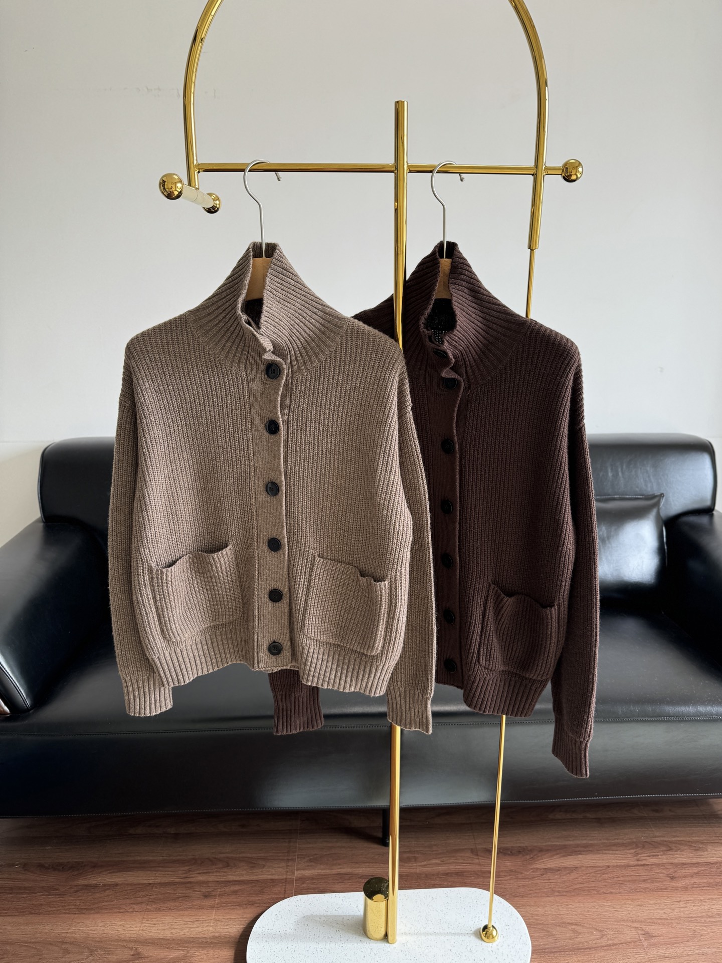 NO:591348,——ICICLE Women's 2025 Winter New Wool Blended Knitted Cardigan Sheep Wool Fabric!  It has a retro atmosphere for autumn and winter, and the Maillard color system is not easy to go out of style. It has a loose and dropped shoulder version, which is loose and full, and can accommodate a variety of body shapes. The neckline can be worn in two ways: stand-up collar/lapel. When fully buttoned up, it becomes a neat stand-up collar. When the button is unbuttoned, it becomes a casual lapel. One piece of clothing unlocks two styles~ Straight pockets on both sides, rich layered shape, convenient and practical~ It is a fashionable choice for autumn and winter! Easily wear it with a good temperament! Code number sml,, alexander wang19860909——ICICLE之禾女装2025冬季新款羊毛混纺针织开衫 绵羊毛面料！自带秋冬复古氛围感,美拉德色系也不易过时~宽松落肩版型,松弛有容量,包容多种身材 领口有立领/翻领两种穿法,全扣上去就是利落立领 纽扣解开就是随性翻领,一件衣服解锁两种风格~ 两侧直插口袋,丰富层次造型,方便实用~ 是秋冬的时髦之选!轻松穿出不俗气质! 码数sml,,alexander wang,Women's clothing