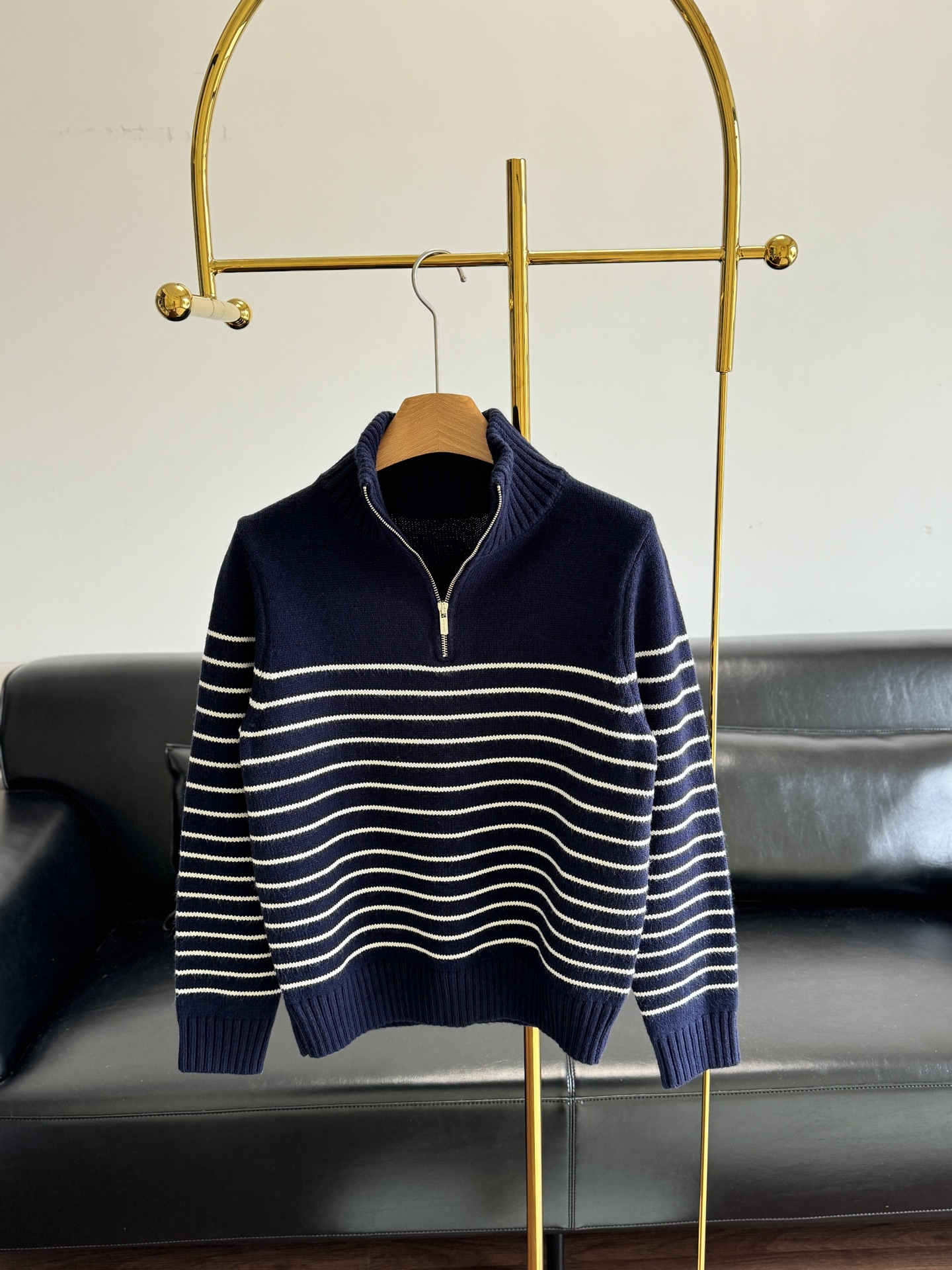 NO:591848,——miumiu turtleneck striped sweater, wool fabric, college style striped sweater, this striped zipper sweater, simple black and white stripes are classic but not outdated, the zipper design adds a bit of casualness and neatness, it is very stylish to wear alone or layered. The classic small logo on the back collar increases recognition. The yarn texture is thick and comfortable!  The letter label on the back is designed in a girly style that reduces age, is elegant and sweet!  The classic version is versatile and easy to wear, and the upper body is so beautiful that you don’t need it!  Code number 36 38 40,,miumiu,sweaters,alexander wang19860909——miumiu 高领条纹针织衫 羊毛面料 学院风氛围感条纹毛衣,这件条纹拉链针织衫,简约黑白条纹经典不过时,拉链设计增添了几分随性与利落,单穿或者叠搭都超有范儿.后领经典小徽标,增加辨识度.纱线质感厚实舒适！后背字母标签,设计少女风气质减龄优雅不失甜美！经典版型百搭不挑人,上身美的不要不要的！ 码数36 38 40,,miumiu,sweaters,alexander wang,Women's clothing