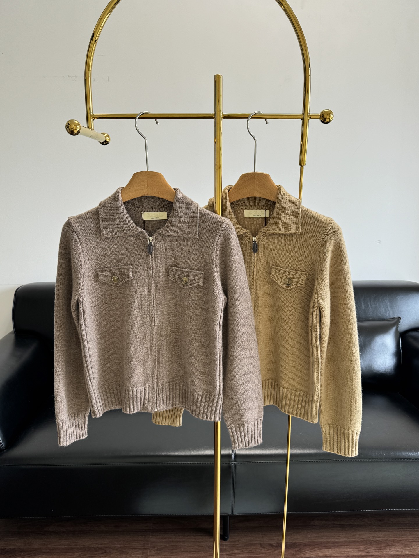 NO:591865,——Lp Autumn new cashmere wool lapel zipper jacket top. The design of the lapel is neat and exquisite, injecting a bit of smart temperament into the overall look. The buttoned pockets on both sides are not only practical, but also like the finishing touch. It adds layers and details to the simple body. The knitted texture of the body is fine and uniform. It is soft and textured. It seems to have the fluffiness and warmth of the clouds kneaded into the fiber. The ribbed cuffs and hem ensure the comfort of wearing.  It also outlines neat lines visually, making the overall style more energetic. Italian craftsmanship/professional control/made from natural cashmere yarn and wool. The soft, glutinous and plump texture is clear and you can see the DA feel of GAO’s good products. Size sml, loro piana, jackets & coats, alexander wang19860909——Lp 秋季新款羊绒羊毛翻领拉链外套上衣 翻领的设计利落又不失精致、为整体造型注入了 几分干练气质 两侧带纽扣的口袋不仅实用,更似点睛之笔 让简约的衣身多了层次与细节、衣身的针织纹理细密有致 触手柔软且富有质感 仿佛把云朵的蓬松与温暖都揉进了纤维里罗纹的袖口和下摆既保证了穿着的舒适度 又在视觉上勾勒出利落的线条、让整体版型更显精神 意大利工艺/専业把控/取之天然山羊绒纱线羊毛,软糯丰盈肌理清晰一看就是GAO端好货的那种DA簰感 码数sml,,loro piana,jackets & coats,alexander wang,Women's clothing