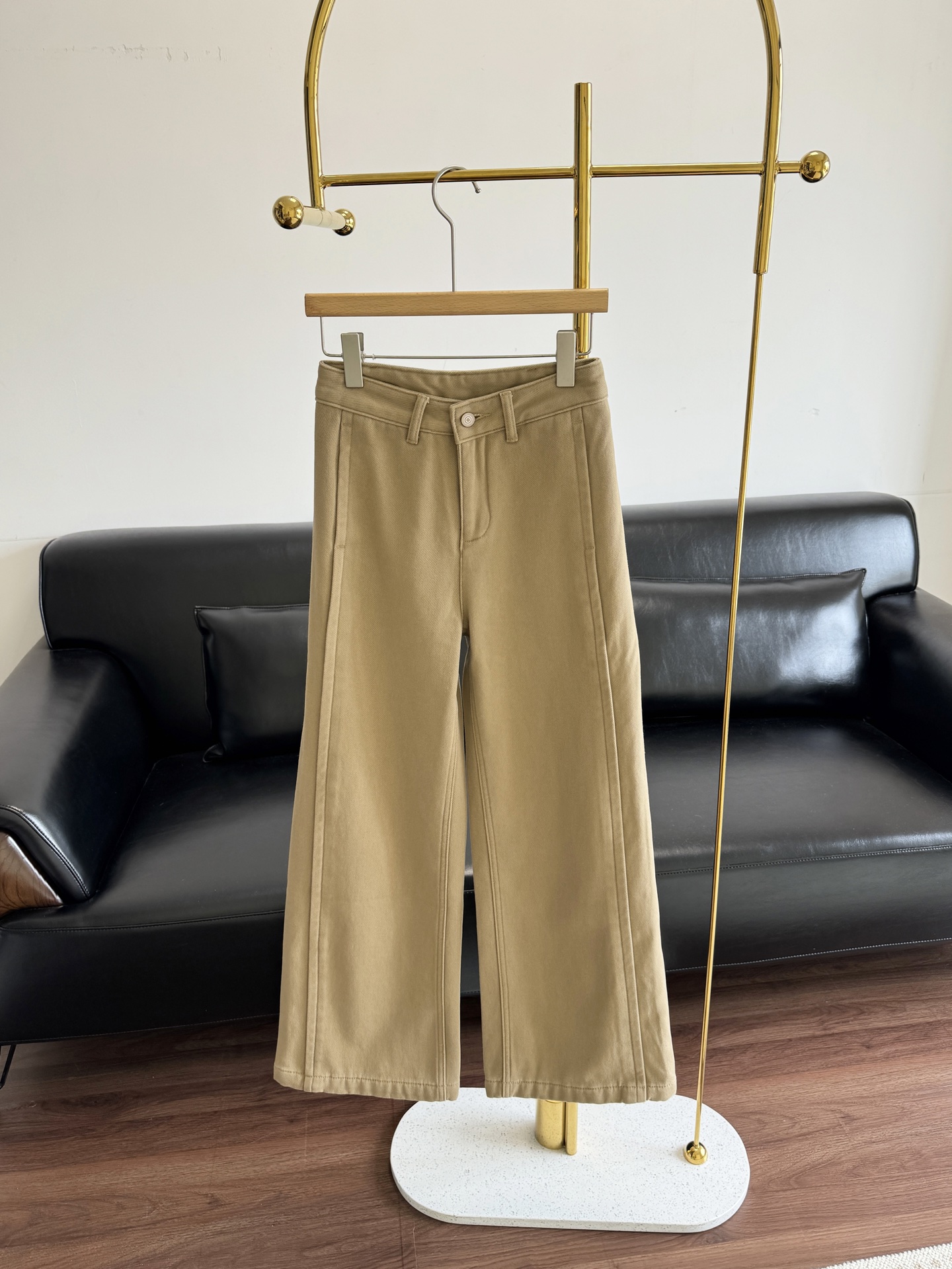 NO:591860,Five-day pre-sale - The row khaki straight-leg fleece jeans with fleece lining!  High-waisted straight design, drapey fabric modifies leg shape, making you appear slimmer and taller!  Casual and high-end. The khaki color is versatile and looks great with sweaters, shirts or blouses. It can be easily worn for commuting and leisure. Size s-2xl, jeans, shirts, alexander wang19860909预售五天——The row 卡其色直筒加绒款牛仔裤 内里加绒！高腰直筒设计,垂感面料修饰腿型,显瘦显高！随性又高级.卡其色百搭,配针织衫、衬衫或短上衣都很出彩,通勤休闲都能轻松驾驭. 码数s-2xl,,jeans,shirts,alexander wang,Women's clothing