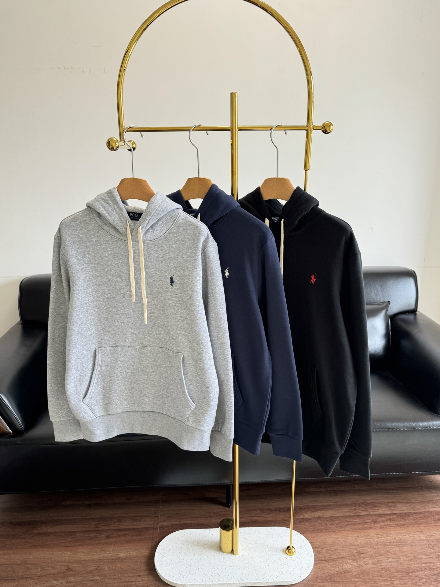 NO:591863,——Ralph Lauren/Ralph Lauren hooded velvet sweatshirt has simple tailoring, smooth and consistent outlines, and a pony logo design to highlight the clothing brand in addition to leisure. The loose hat design highlights the sporty and relaxed style. It is more fashionable and concave. The diagonal pockets on both sides are convenient and practical. It is full of details. It is a basic and versatile style for men and women~ Size s-xxl gray blue black, loro  piana,hoodie,sweatshirts,hats,alexander wang19860909——Ralph Lauren/拉夫劳伦 连帽加绒卫衣 剪裁简约,轮廓线条流畅且一气呵成, 配合小马标设计,在休闲之余彰显服装品牌感 宽松帽型设计,凸显运动轻松风格 更显时髦,还能凹造型,两侧斜兜,方便实用 细节感满满,男女同款基础百搭款～ 码数s-xxl 灰色 蓝色 黑色,,loro piana,hoodie,sweatshirts,hats,alexander wang,Women's clothing