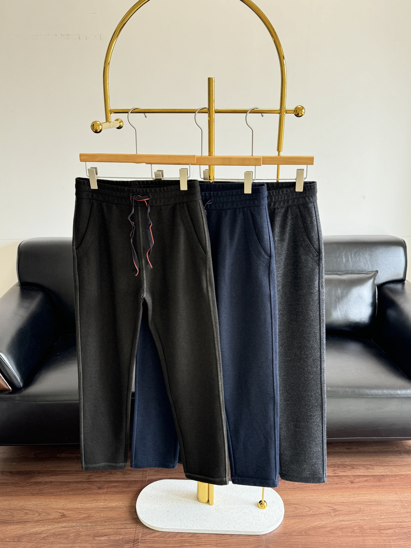 NO:591856,——Loro Piana men’s casual wool straight trousers. Men, please prepare for autumn and winter!  Made of wool fabric!  Classic solid color straight trousers, classic, fashionable and versatile, suitable for both business and leisure!  !  A simple and versatile item that is indispensable in the wardrobe. It is convenient and comfortable to wear and very easy to match with fashionable styles ~ Size 48 50 52 54,, loro piana, alexander wang19860909——Loro Piana 男士休闲羊毛直筒长裤 男士朋友秋冬备起来哦！ 采用羊毛面料！经典纯色直筒长裤,经典时尚百搭商务休闲都可！！衣橱里不可或缺的简洁百搭臻品,穿着便捷舒适又非常极易搭配时尚造型～ 码数48 50 52 54,,loro piana,alexander wang,Women's clothing