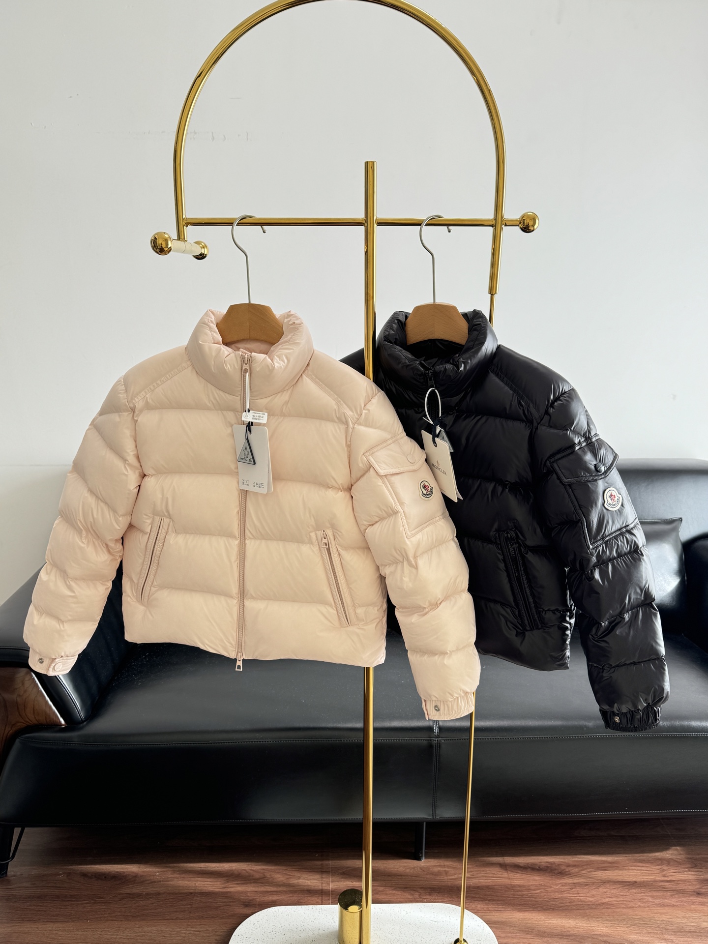 NO:605205,Comes with dust bag - Moncler Petra short down jacket. Full of high-end feel, short version, no matter how you match it, you can't go wrong. 90% duck down filling!  It is light and warm to wear on the body. Whether it is paired with jeans for daily outings or a little more formal with a small skirt, you can easily control the fashion sense. Whoever wears it will be a walking fashionista. I really recommend it to everyone!  Code number 1 2 3 4 pink black,skirts,jeans,down jacket,alexander wang19860909配防尘袋——Moncler Petra短款羽绒服 一整个高级感拉满,短款版型,怎么搭都不会出错.90鸭绒填充！穿在身上轻盈又保暖 无论是日常出街搭配牛仔裤,还是稍微正式点配个小裙子,都能轻松拿捏时尚感.谁穿谁是行走的时髦精,真的强烈安利给各位！ 码数1 2 3 4 粉色 黑色,,skirts,jeans,down jacket,alexander wang,Women's clothing