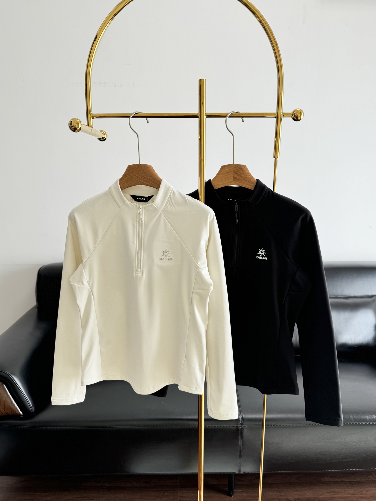 NO:605199,——Kaile Stone Women's Half-Zip Lightweight Fleece Breathable Outdoor Sports Mountaineering Hiking Long Sleeve Lined with Velvet Fabric, Lightweight, Warm and Breathable, Not Stuffy for Exercise, Moisture-Absorbing and Quick-drying!  冬天室内室外运动必备！  The height of the half-zip stand-up collar is just right so that the neck does not look short or tight. The opening and closing can be freely adjusted to increase ventilation and keep the air dry. The workmanship is very detailed, and the internal and external wiring is clean and tidy. Size sml white black, alexander wang19860909——凯乐石女款半拉链轻量抓绒透气户外运动登山徒步长袖 内里加绒面料 轻量保暖透气,运动不闷,吸湿速干！ 冬天室内室外运动必备！ 半拉链立领高度刚好 不显脖子短不紧贴 还能自由调整开合大小增加通风量换气干爽 做工非常细致,内外走线干净利索 码数sml 白色 黑色,,alexander wang,Women's clothing