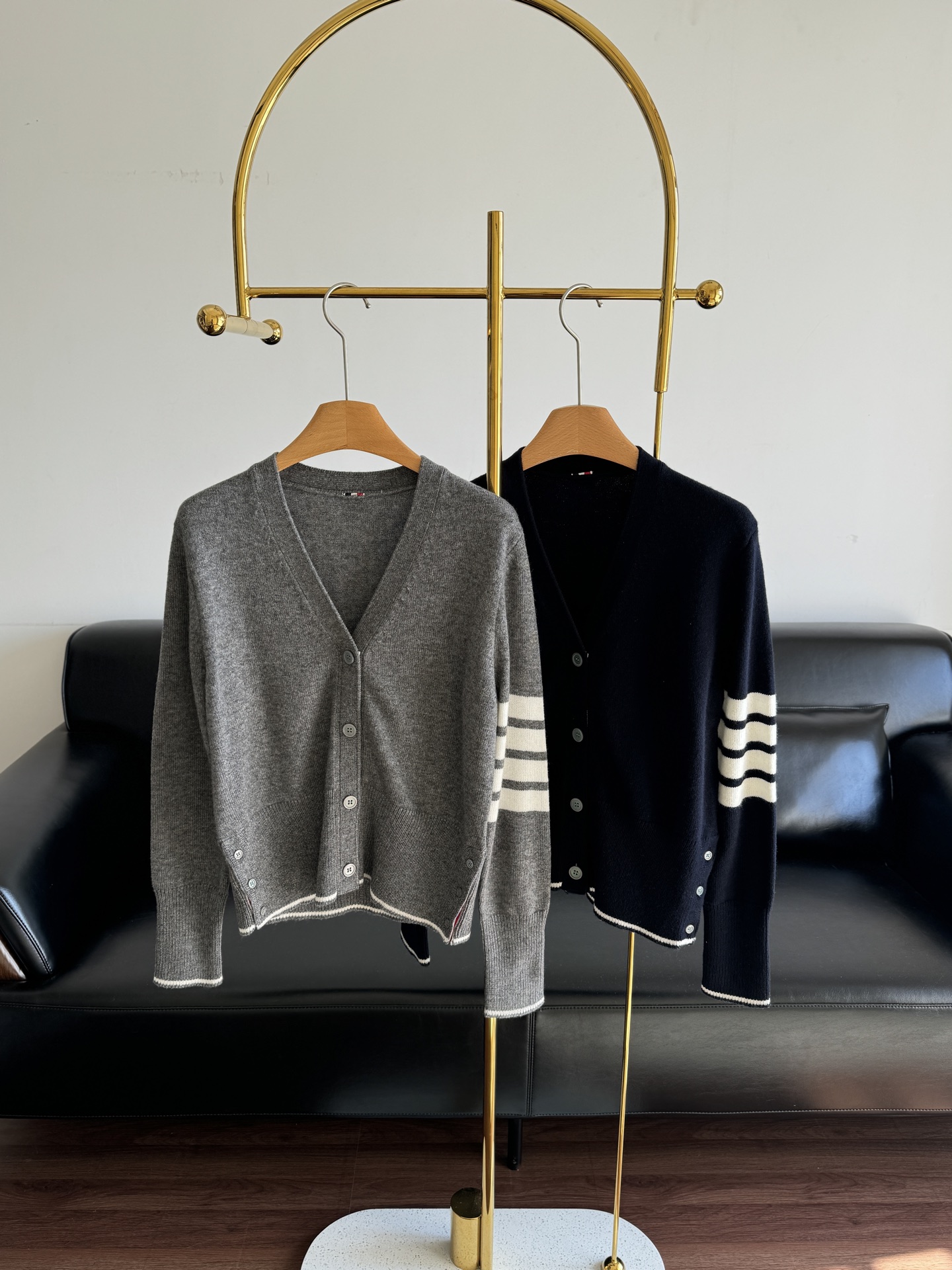 NO:605216,——THOM BROWNE women's intarsia wild goose four-stripe V-neck cardigan  Made of wool blended fabric, it is skin-friendly, warm and has a delicate texture. It injects the brand's iconic sense of fun design and feminine elegance into the outfit. In terms of design, it continues the brand's classic style, with the four-stripe logo on the sleeves and the wild goose intarsia pattern on the back.  The V-neck cardigan style is suitable for a variety of dressing styles. The soft texture of the wool fabric complements the cardigan style, presenting a fun yet stylish outfit. It can easily create a personalized commuting style or layering style in daily life, emphasizing both fashion and practicality.  Code number sml,,alexander wang19860909——THOM BROWNE女士嵌花大雁四条纹V领开衫 采用羊毛混纺面料制作,亲肤保暖且质感细腻,为穿搭注入品牌标志性的趣味设计感与女性专属的优雅气息.设计上,延续品牌经典风格,衣袖四条纹标识与后背大雁嵌花图案极具辨识度,V领开衫版型适配多元穿搭风格,羊毛面料的柔和质感与开衫版型相得益彰,呈现出趣味又不失格调的穿搭效果,日常可轻松打造出个性通勤风或叠穿造型,时尚与实用性并重. 码数sml,,alexander wang,Women's clothing